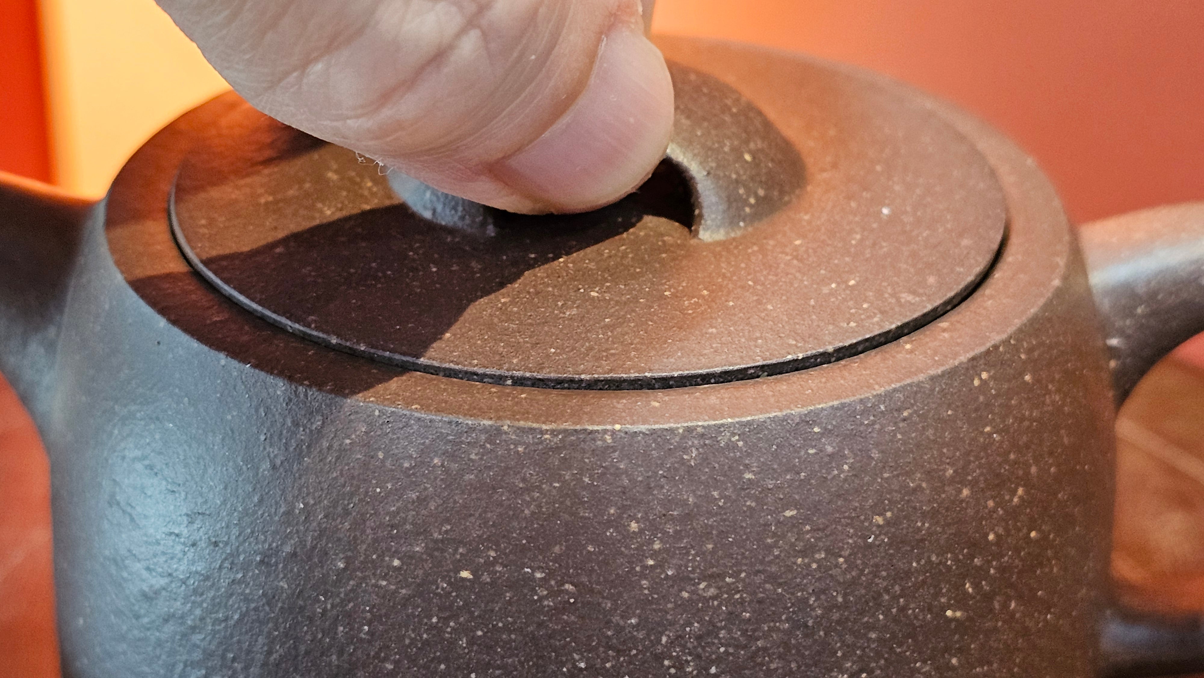 Niu Gai Jing Lan《牛盖井栏》, 165.1ml, Hei Zi Ni 黑紫泥, with Chinese Bronze Age Patterns~Engraving Art 青铜器纹样~刻绘, by our Craftsman Zhang Huan 张欢 ~ Congratulations!to Mr R.D.K., 0831hrs 15th Oct 2025, Montréal! Canada🇨🇦.