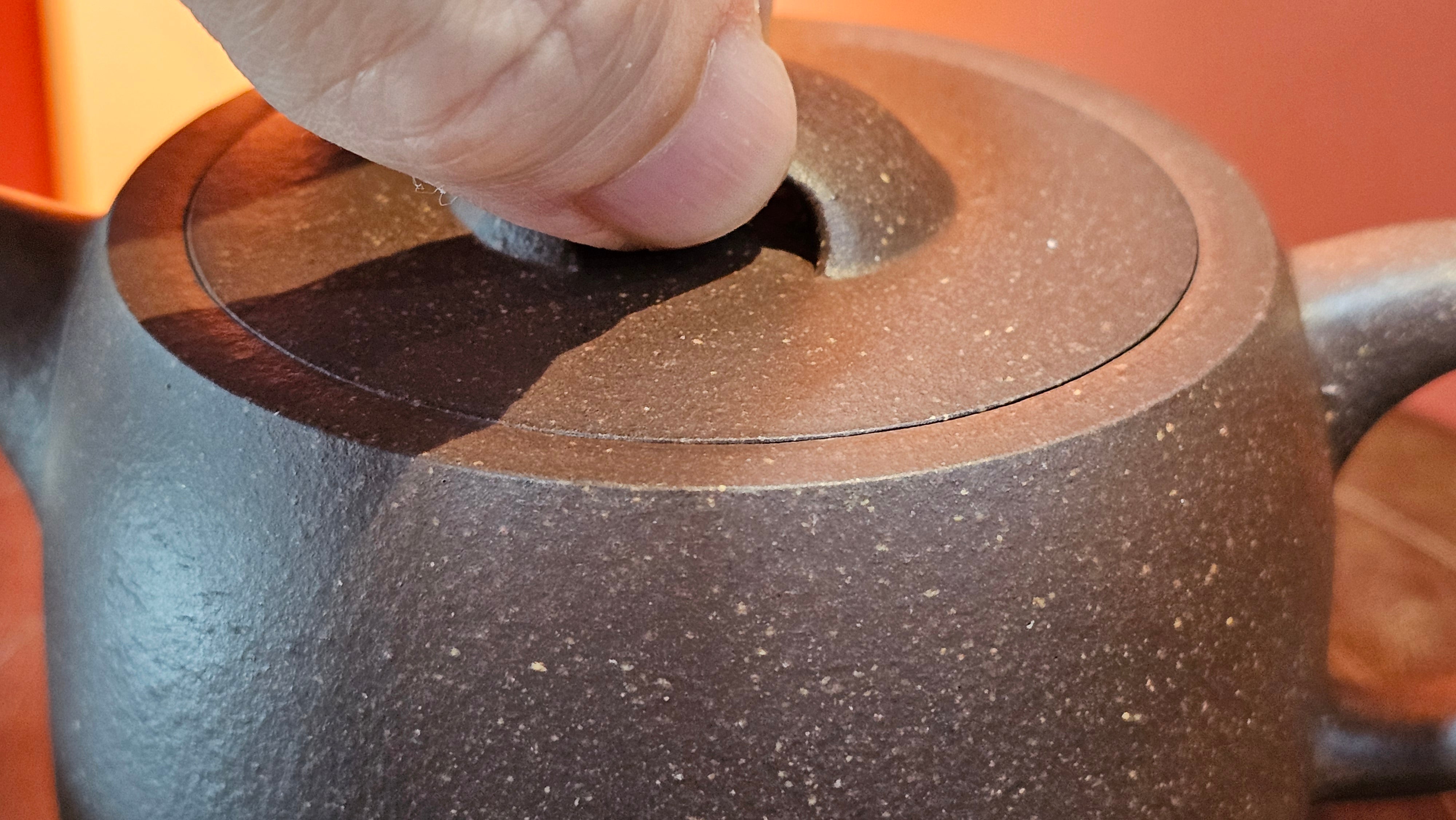 Niu Gai Jing Lan《牛盖井栏》, 165.1ml, Hei Zi Ni 黑紫泥, with Chinese Bronze Age Patterns~Engraving Art 青铜器纹样~刻绘, by our Craftsman Zhang Huan 张欢 ~ Congratulations!to Mr R.D.K., 0831hrs 15th Oct 2025, Montréal! Canada🇨🇦.