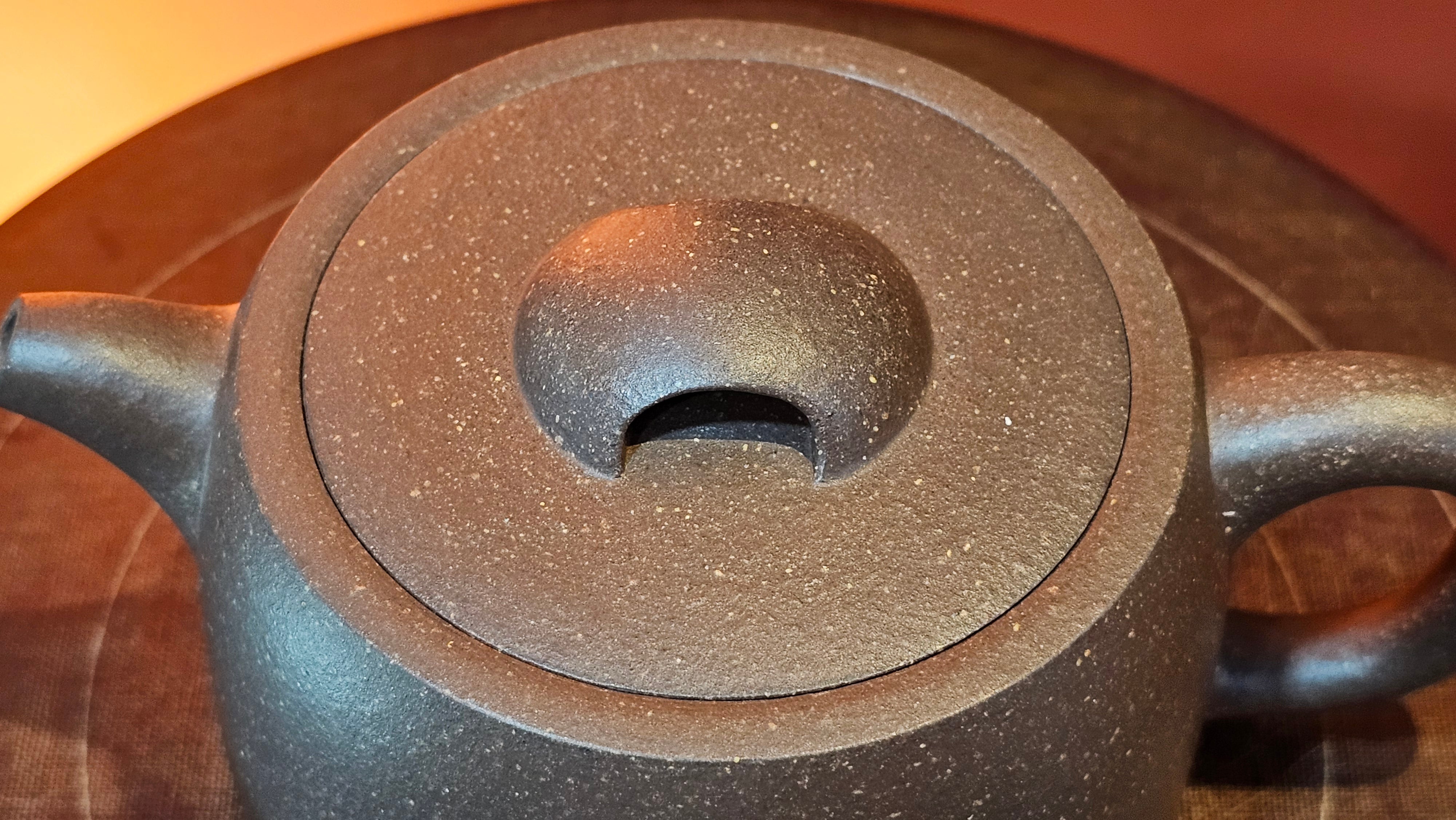 Niu Gai Jing Lan《牛盖井栏》, 165.1ml, Hei Zi Ni 黑紫泥, with Chinese Bronze Age Patterns~Engraving Art 青铜器纹样~刻绘, by our Craftsman Zhang Huan 张欢 ~ Congratulations!to Mr R.D.K., 0831hrs 15th Oct 2025, Montréal! Canada🇨🇦.