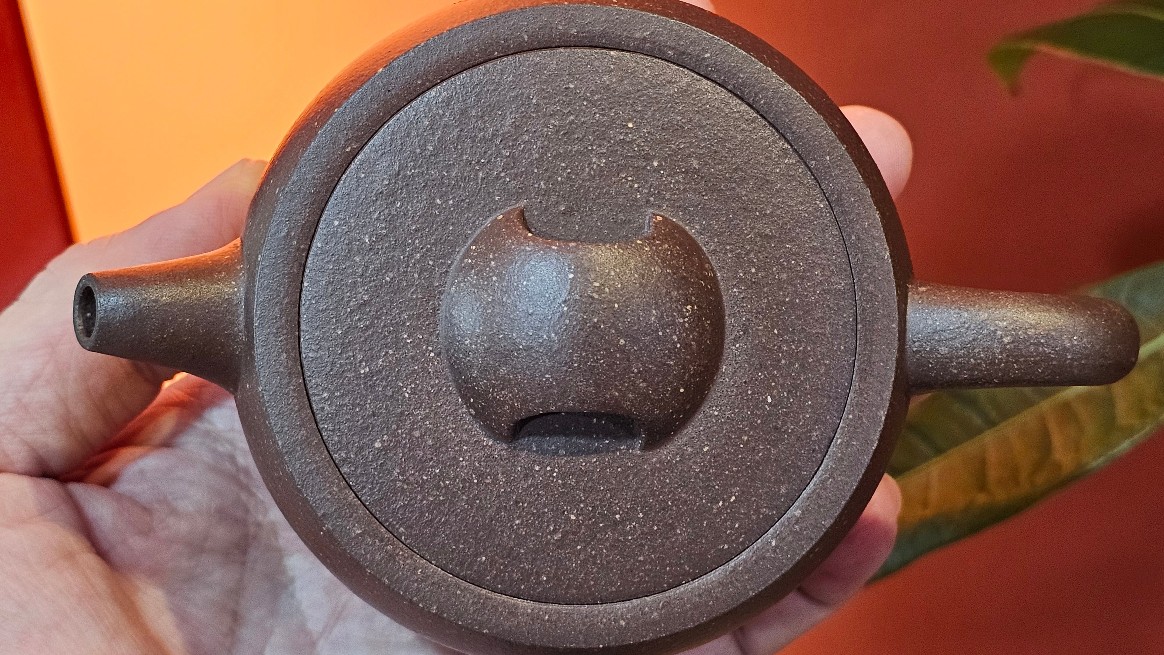 Niu Gai Jing Lan《牛盖井栏》, 165.1ml, Hei Zi Ni 黑紫泥, with Chinese Bronze Age Patterns~Engraving Art 青铜器纹样~刻绘, by our Craftsman Zhang Huan 张欢 ~ Congratulations!to Mr R.D.K., 0831hrs 15th Oct 2025, Montréal! Canada🇨🇦.