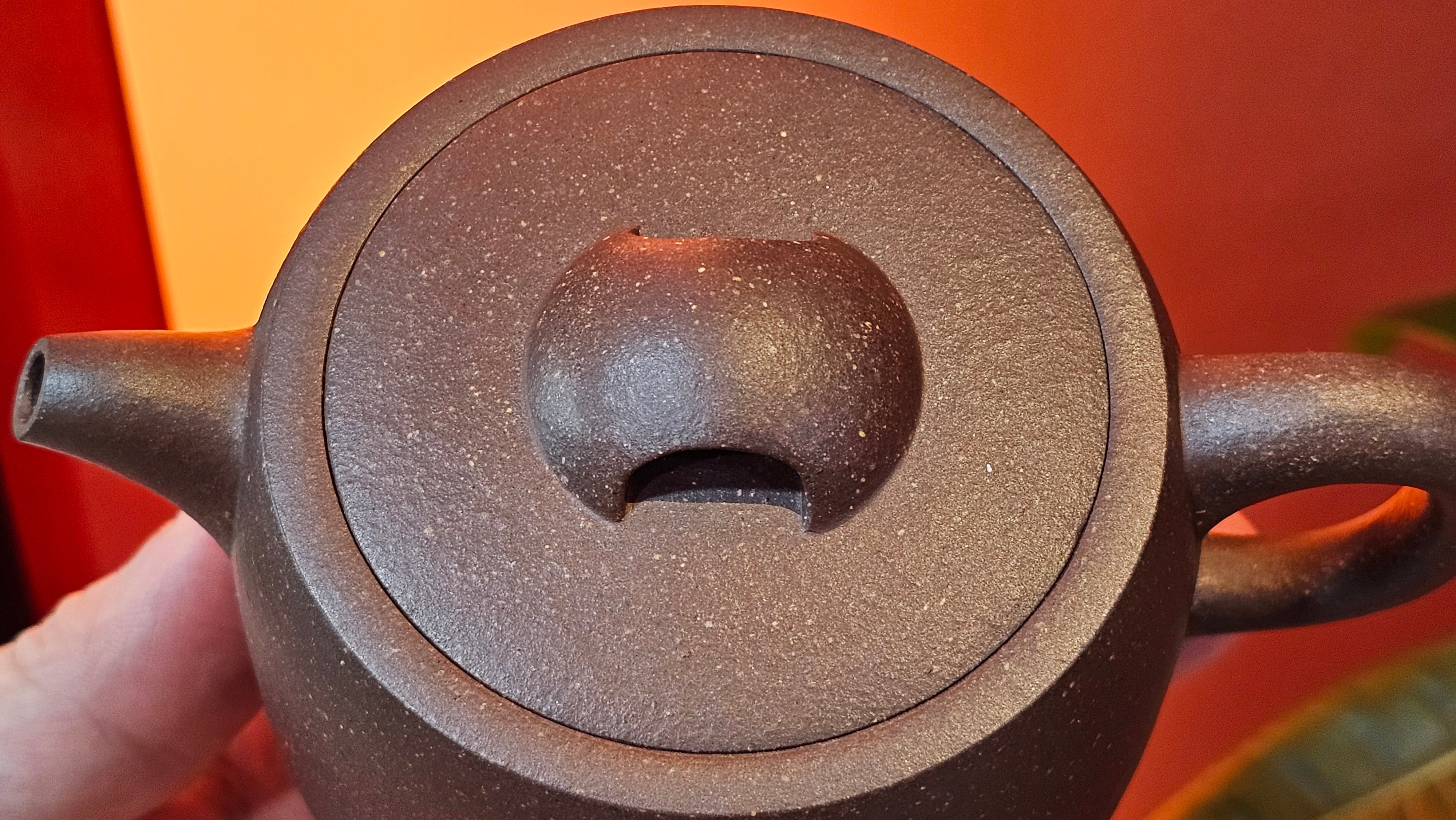 Niu Gai Jing Lan《牛盖井栏》, 165.1ml, Hei Zi Ni 黑紫泥, with Chinese Bronze Age Patterns~Engraving Art 青铜器纹样~刻绘, by our Craftsman Zhang Huan 张欢 ~ Congratulations!to Mr R.D.K., 0831hrs 15th Oct 2025, Montréal! Canada🇨🇦.