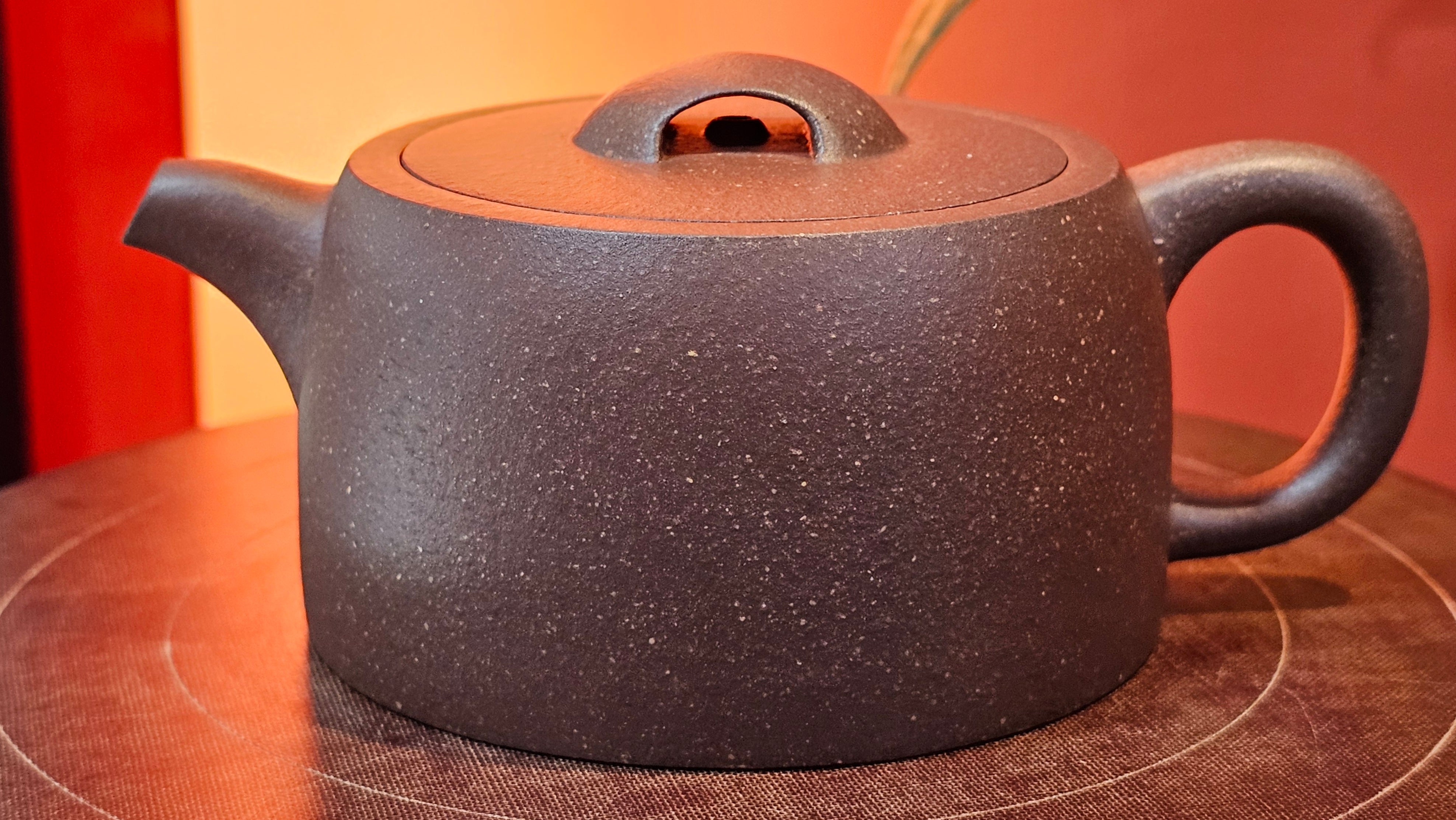 Niu Gai Jing Lan《牛盖井栏》, 165.1ml, Hei Zi Ni 黑紫泥, with Chinese Bronze Age Patterns~Engraving Art 青铜器纹样~刻绘, by our Craftsman Zhang Huan 张欢 ~ Congratulations!to Mr R.D.K., 0831hrs 15th Oct 2025, Montréal! Canada🇨🇦.