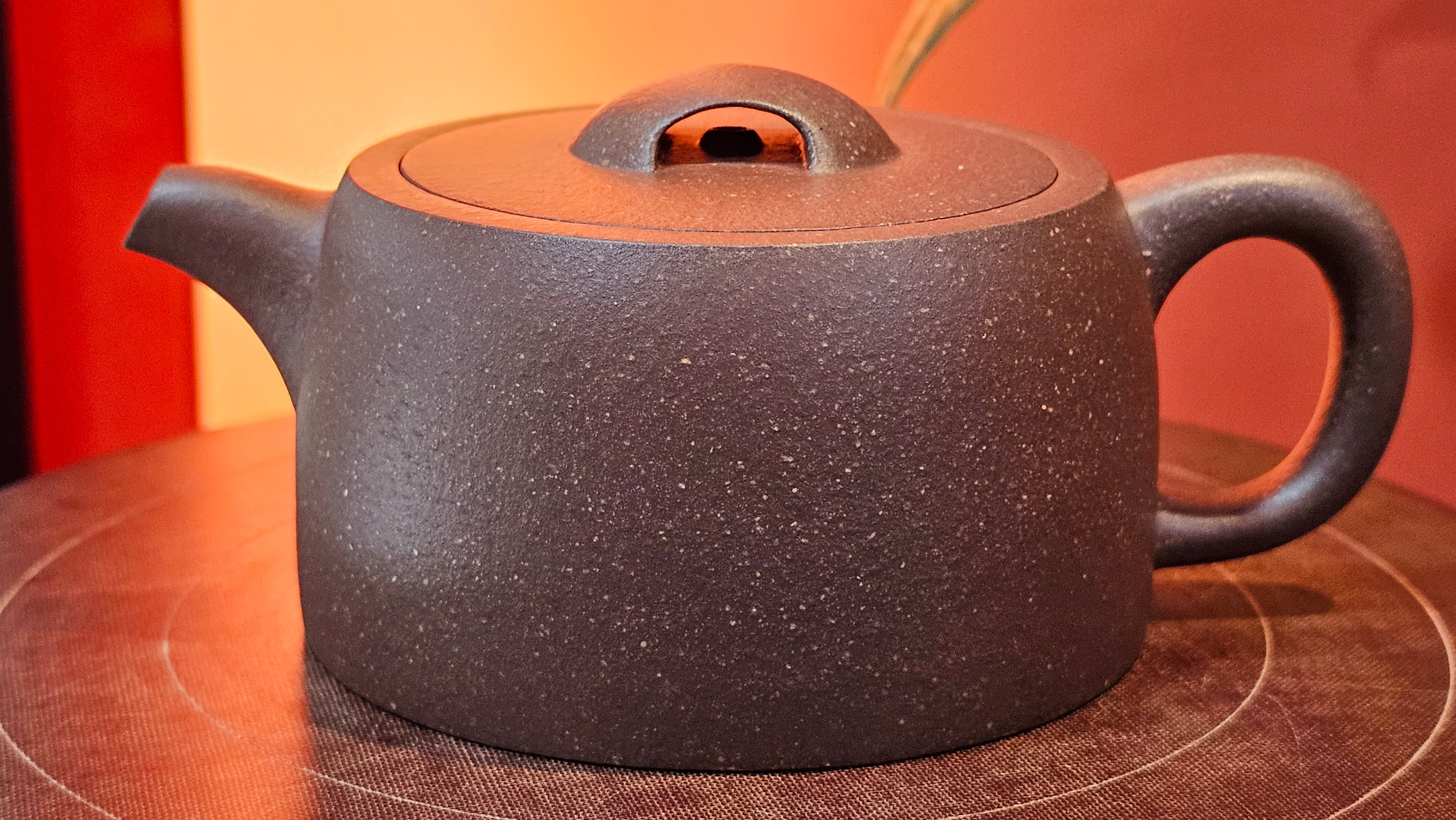 Niu Gai Jing Lan《牛盖井栏》, 165.1ml, Hei Zi Ni 黑紫泥, with Chinese Bronze Age Patterns~Engraving Art 青铜器纹样~刻绘, by our Craftsman Zhang Huan 张欢 ~ Congratulations!to Mr R.D.K., 0831hrs 15th Oct 2025, Montréal! Canada🇨🇦.