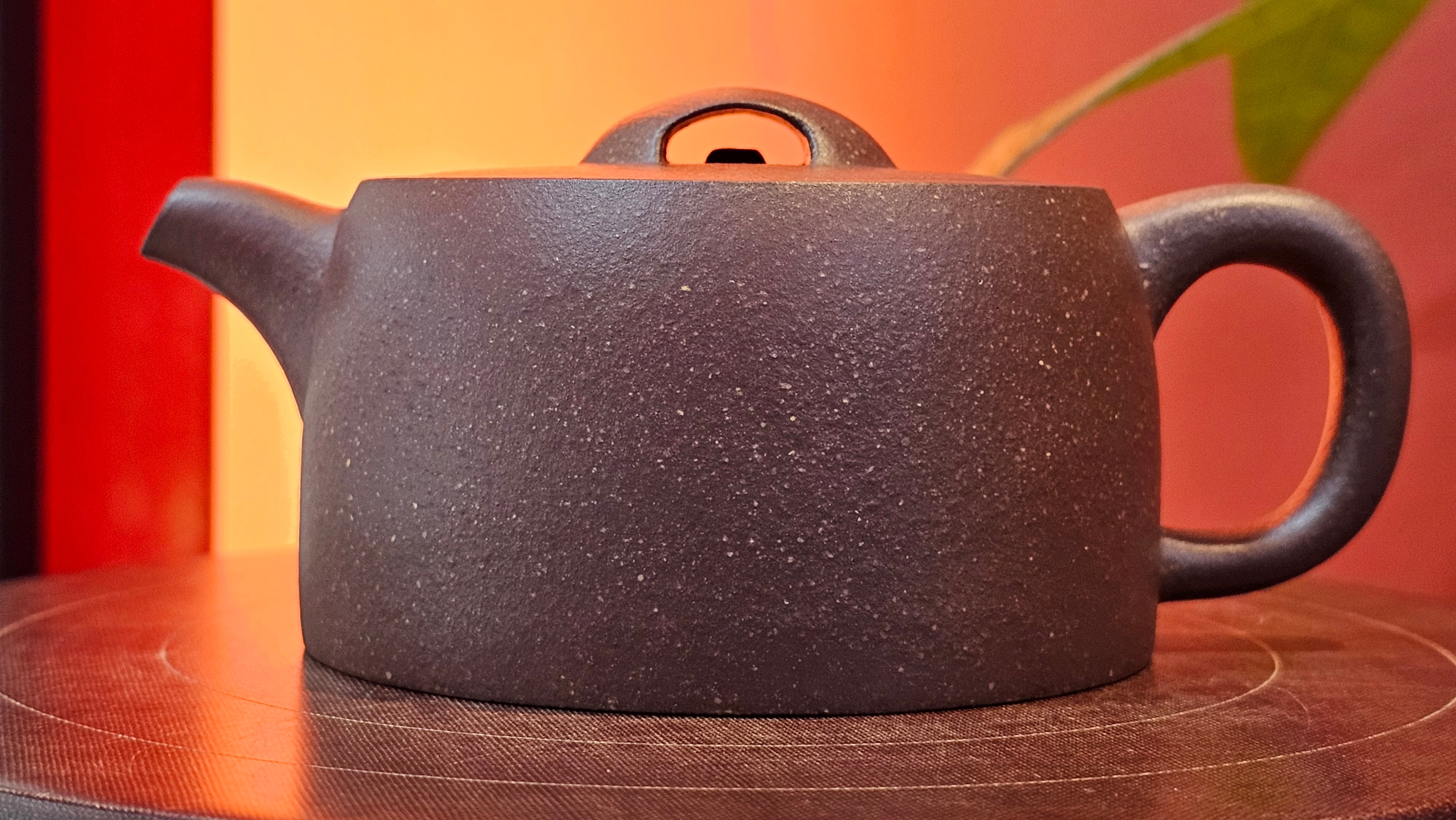 Niu Gai Jing Lan《牛盖井栏》, 165.1ml, Hei Zi Ni 黑紫泥, with Chinese Bronze Age Patterns~Engraving Art 青铜器纹样~刻绘, by our Craftsman Zhang Huan 张欢 ~ Congratulations!to Mr R.D.K., 0831hrs 15th Oct 2025, Montréal! Canada🇨🇦.