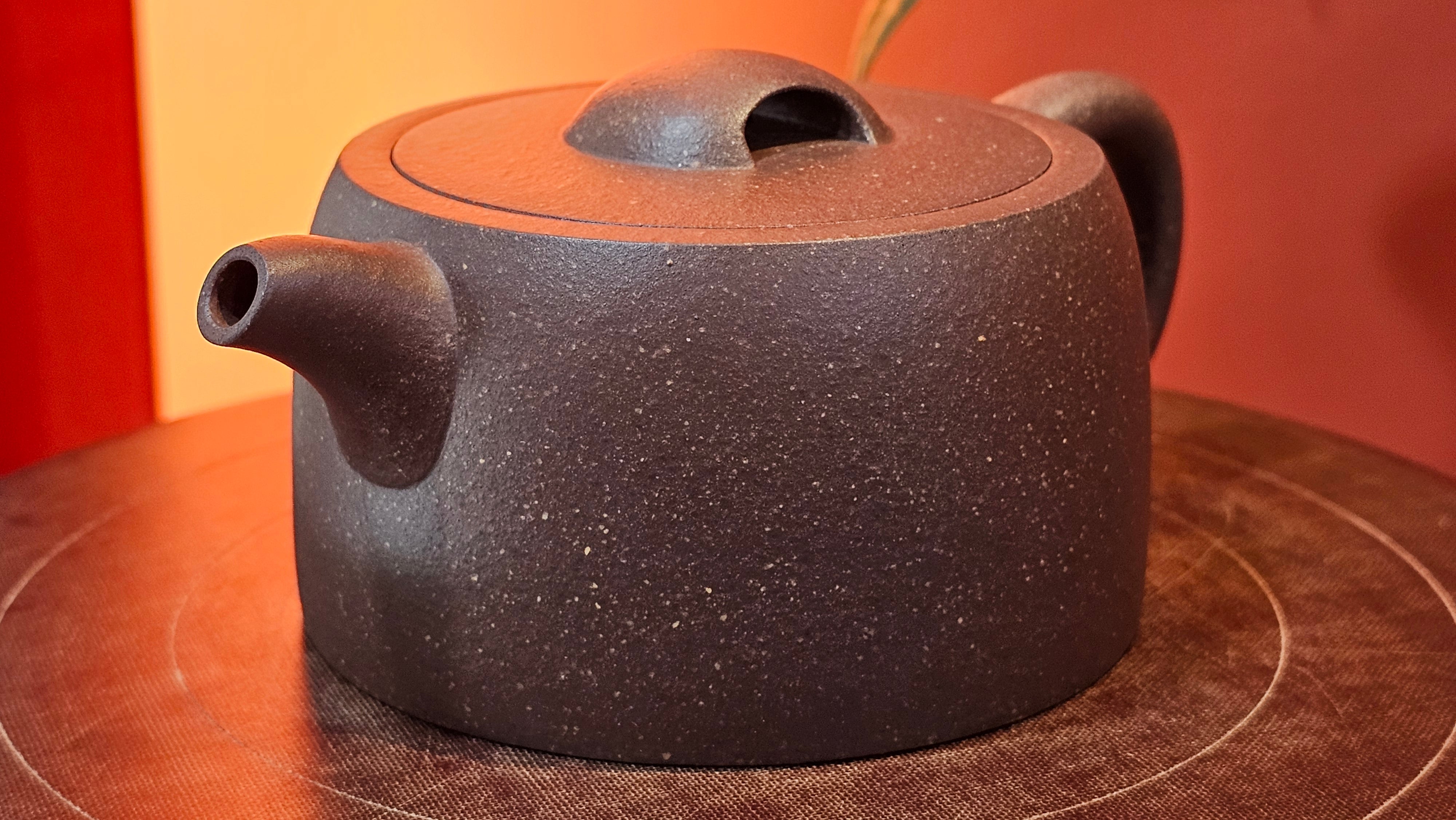 Niu Gai Jing Lan《牛盖井栏》, 165.1ml, Hei Zi Ni 黑紫泥, with Chinese Bronze Age Patterns~Engraving Art 青铜器纹样~刻绘, by our Craftsman Zhang Huan 张欢 ~ Congratulations!to Mr R.D.K., 0831hrs 15th Oct 2025, Montréal! Canada🇨🇦.