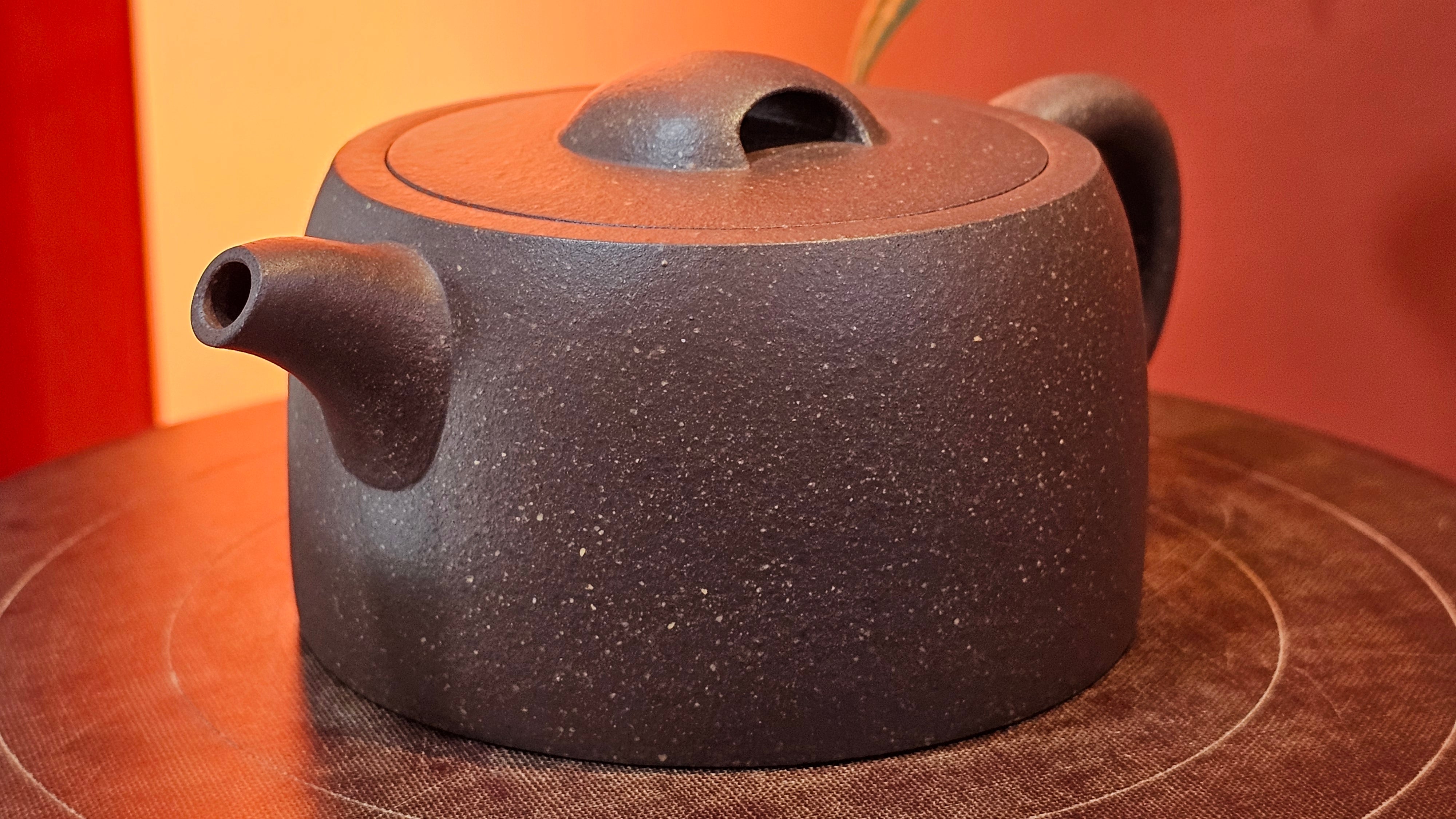 Niu Gai Jing Lan《牛盖井栏》, 165.1ml, Hei Zi Ni 黑紫泥, with Chinese Bronze Age Patterns~Engraving Art 青铜器纹样~刻绘, by our Craftsman Zhang Huan 张欢 ~ Congratulations!to Mr R.D.K., 0831hrs 15th Oct 2025, Montréal! Canada🇨🇦.