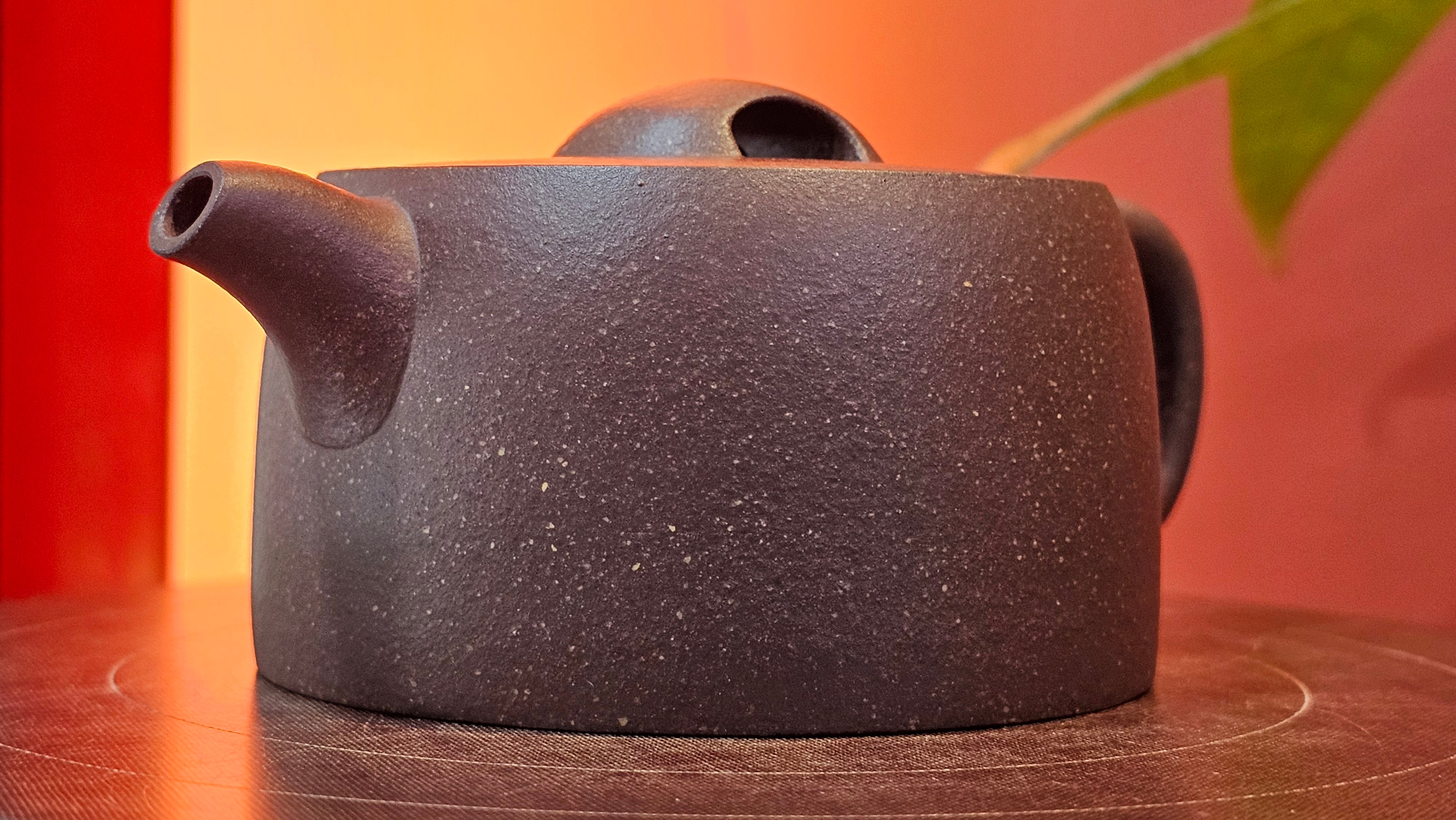 Niu Gai Jing Lan《牛盖井栏》, 165.1ml, Hei Zi Ni 黑紫泥, with Chinese Bronze Age Patterns~Engraving Art 青铜器纹样~刻绘, by our Craftsman Zhang Huan 张欢 ~ Congratulations!to Mr R.D.K., 0831hrs 15th Oct 2025, Montréal! Canada🇨🇦.