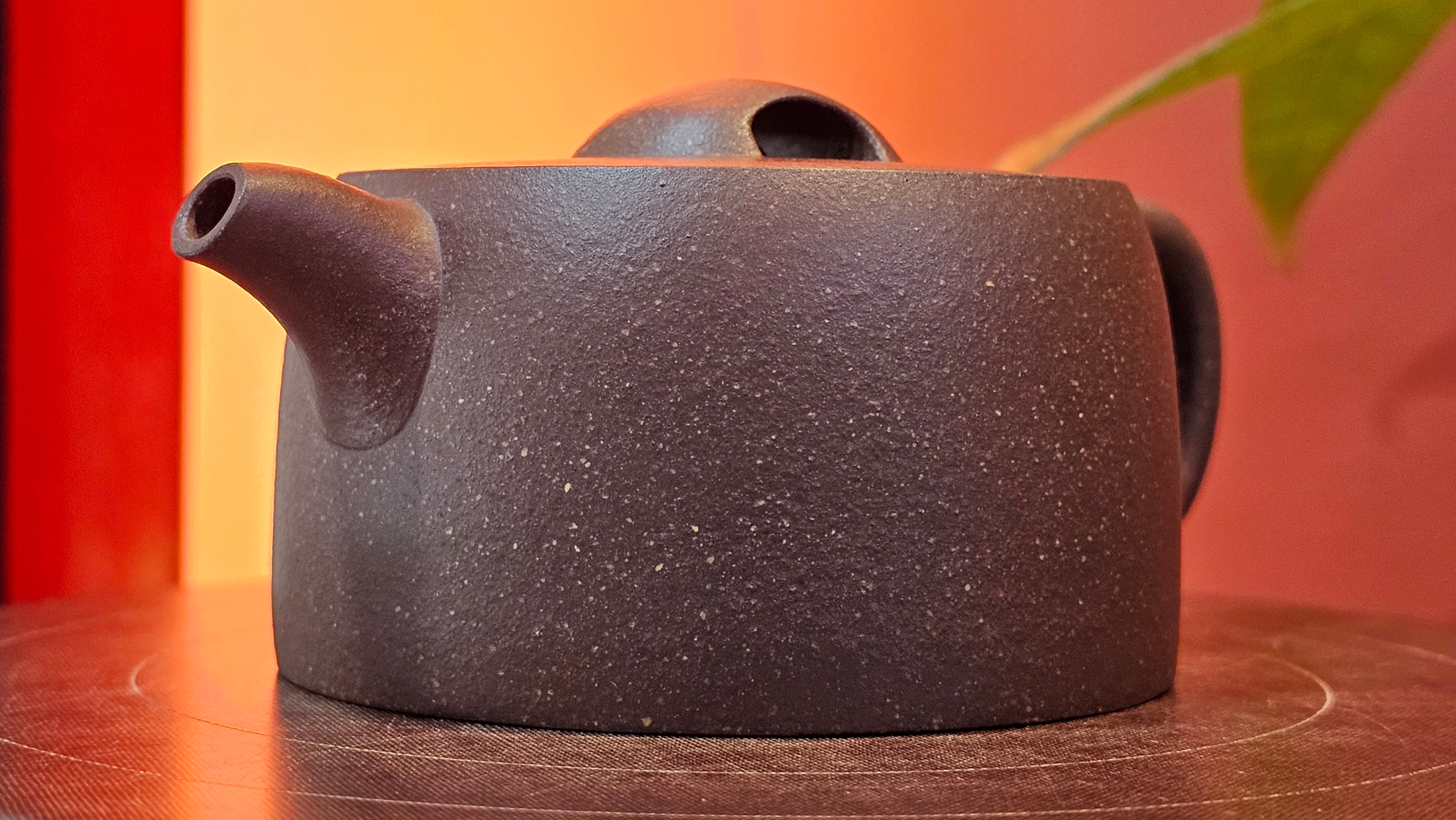 Niu Gai Jing Lan《牛盖井栏》, 165.1ml, Hei Zi Ni 黑紫泥, with Chinese Bronze Age Patterns~Engraving Art 青铜器纹样~刻绘, by our Craftsman Zhang Huan 张欢 ~ Congratulations!to Mr R.D.K., 0831hrs 15th Oct 2025, Montréal! Canada🇨🇦.