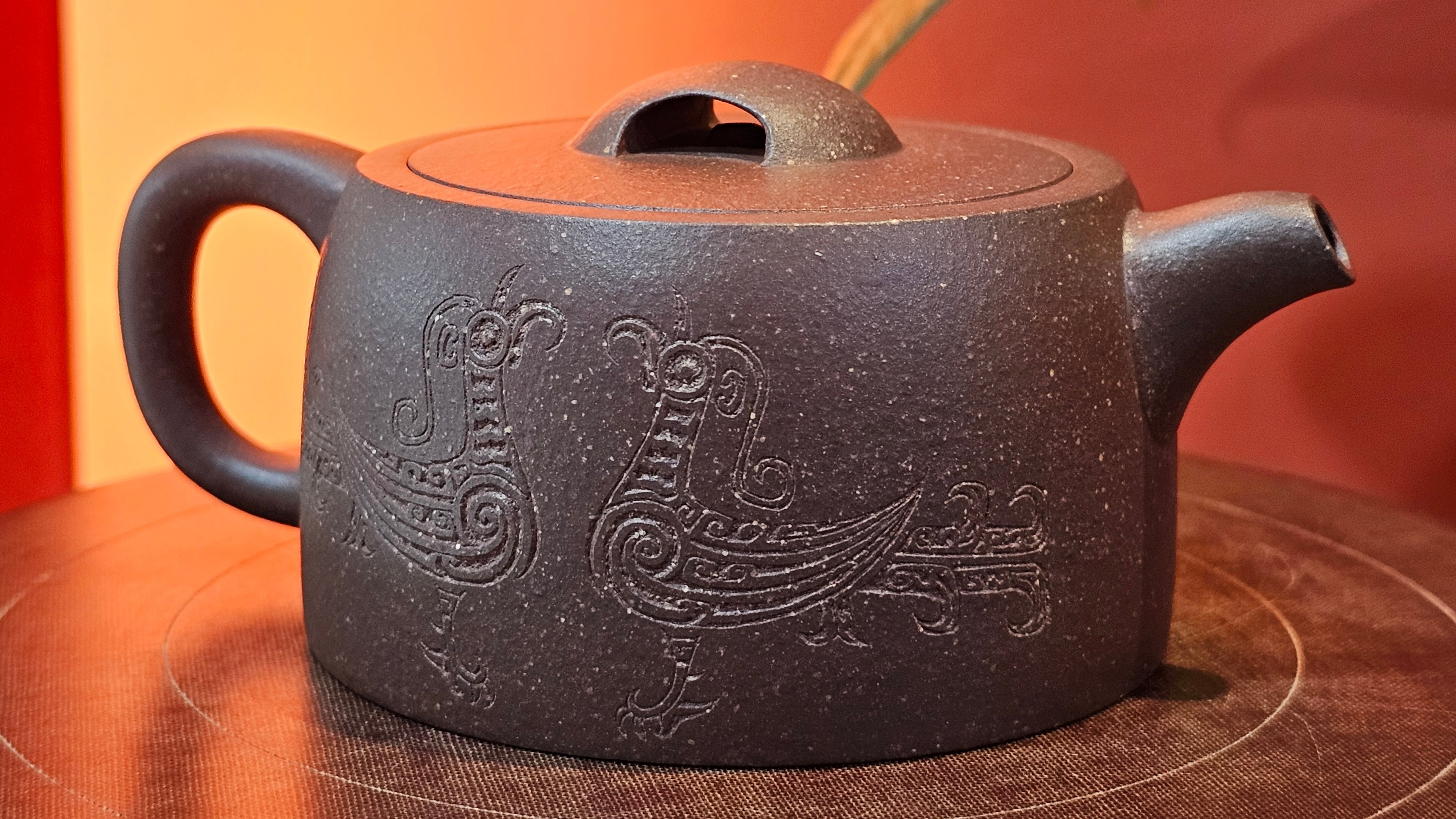 Niu Gai Jing Lan《牛盖井栏》, 165.1ml, Hei Zi Ni 黑紫泥, with Chinese Bronze Age Patterns~Engraving Art 青铜器纹样~刻绘, by our Craftsman Zhang Huan 张欢 ~ Congratulations!to Mr R.D.K., 0831hrs 15th Oct 2025, Montréal! Canada🇨🇦.