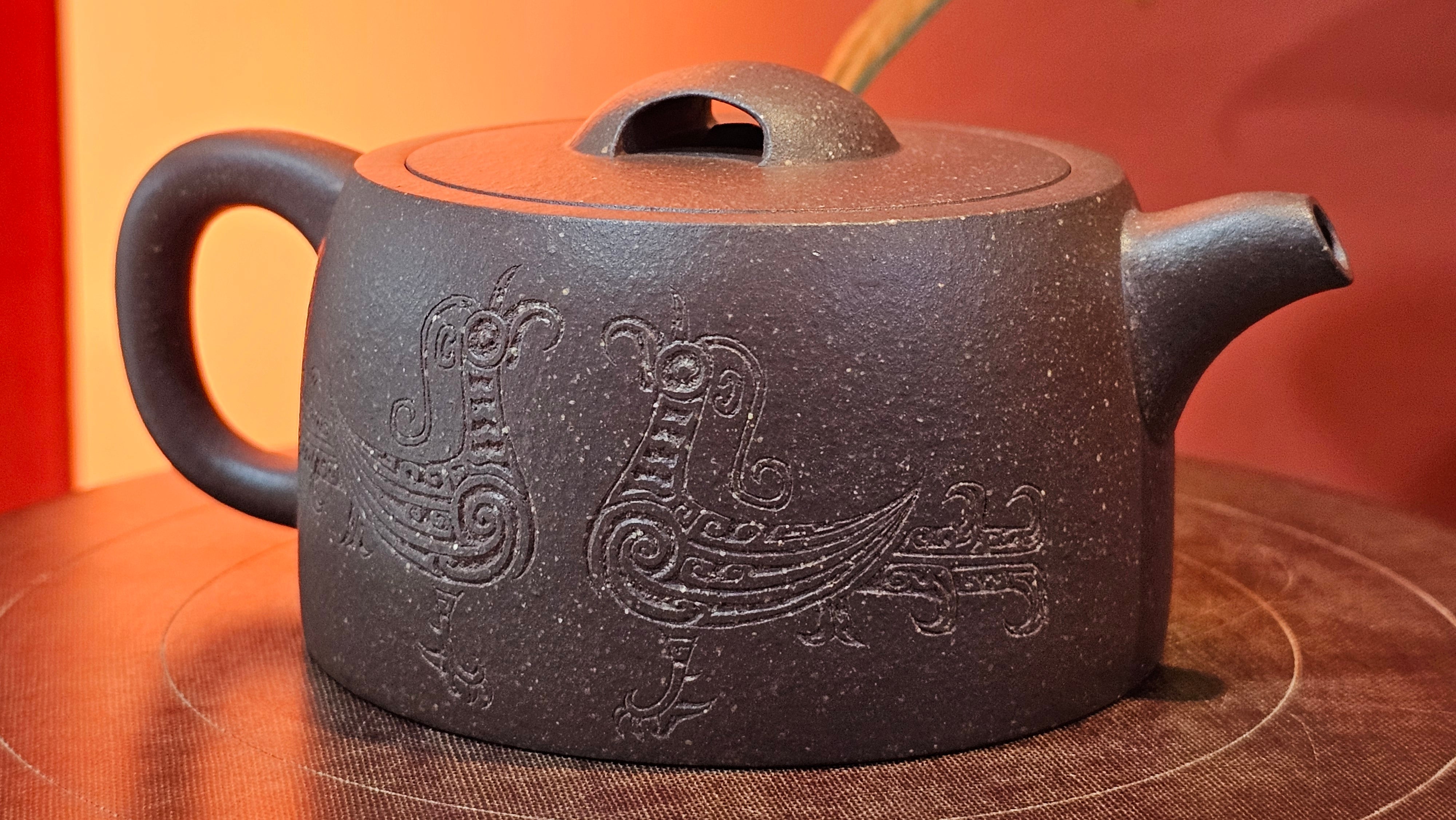 Niu Gai Jing Lan《牛盖井栏》, 165.1ml, Hei Zi Ni 黑紫泥, with Chinese Bronze Age Patterns~Engraving Art 青铜器纹样~刻绘, by our Craftsman Zhang Huan 张欢 ~ Congratulations!to Mr R.D.K., 0831hrs 15th Oct 2025, Montréal! Canada🇨🇦.