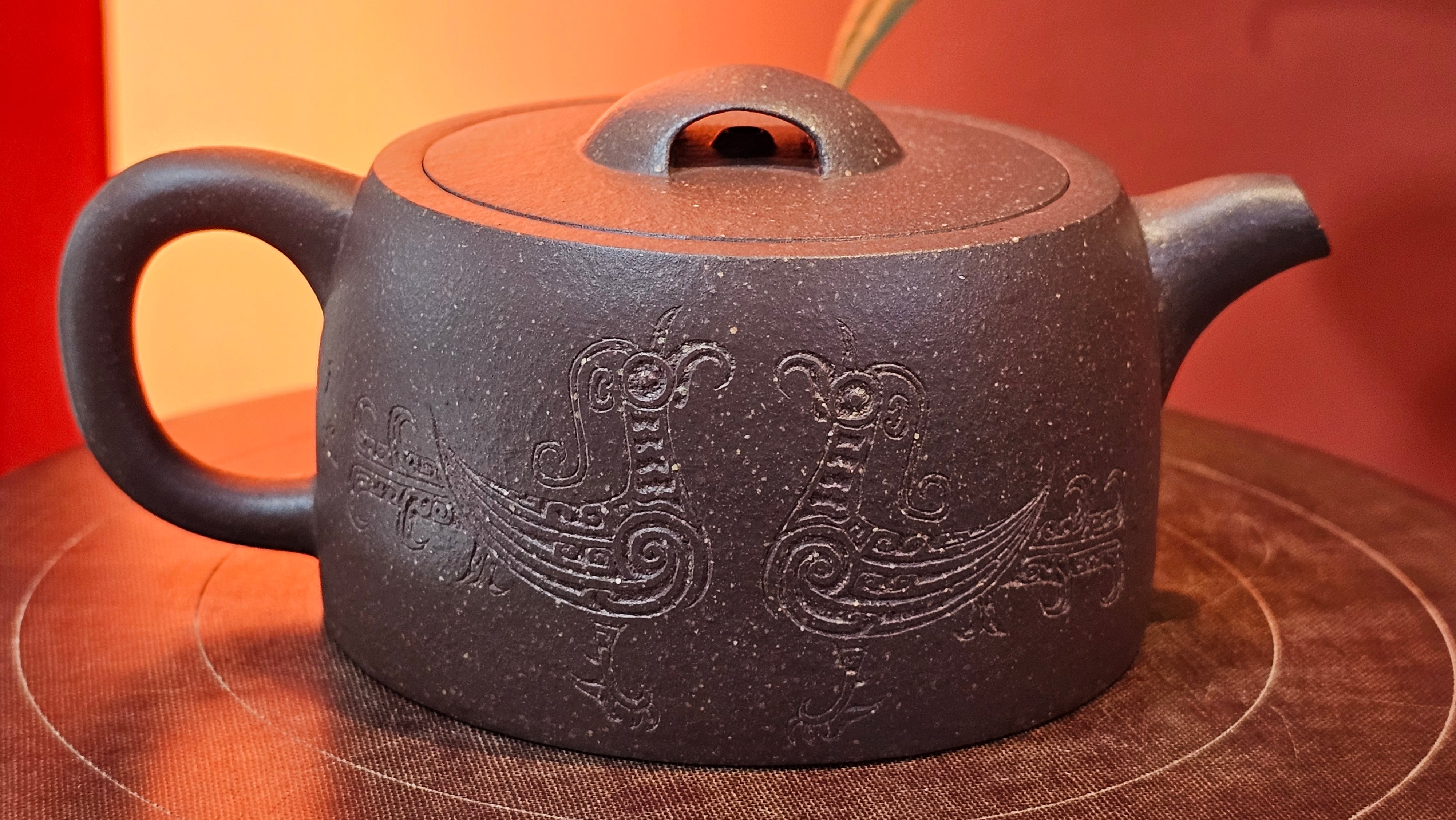 Niu Gai Jing Lan《牛盖井栏》, 165.1ml, Hei Zi Ni 黑紫泥, with Chinese Bronze Age Patterns~Engraving Art 青铜器纹样~刻绘, by our Craftsman Zhang Huan 张欢 ~ Congratulations!to Mr R.D.K., 0831hrs 15th Oct 2025, Montréal! Canada🇨🇦.