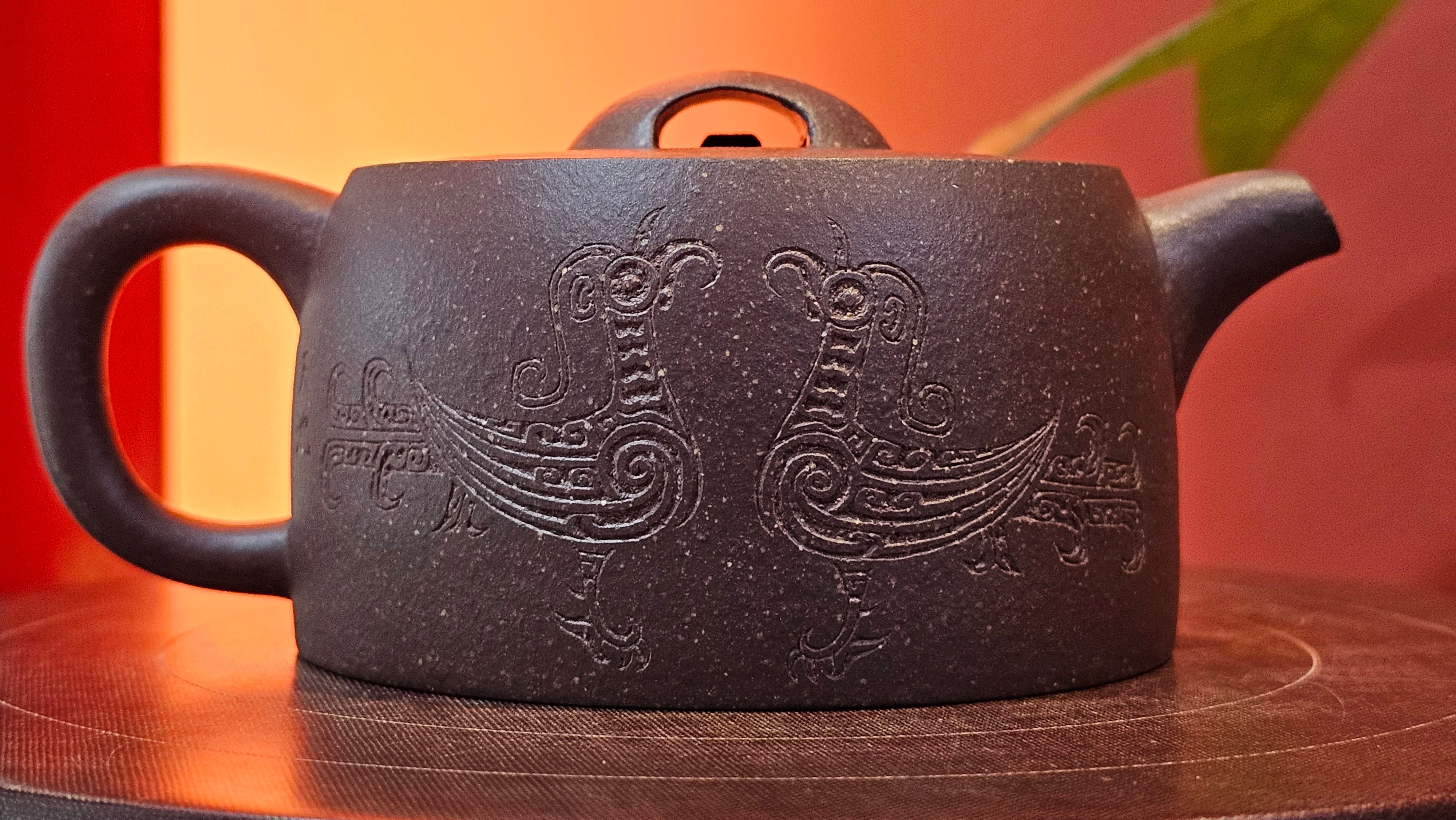 Niu Gai Jing Lan《牛盖井栏》, 165.1ml, Hei Zi Ni 黑紫泥, with Chinese Bronze Age Patterns~Engraving Art 青铜器纹样~刻绘, by our Craftsman Zhang Huan 张欢 ~ Congratulations!to Mr R.D.K., 0831hrs 15th Oct 2025, Montréal! Canada🇨🇦.