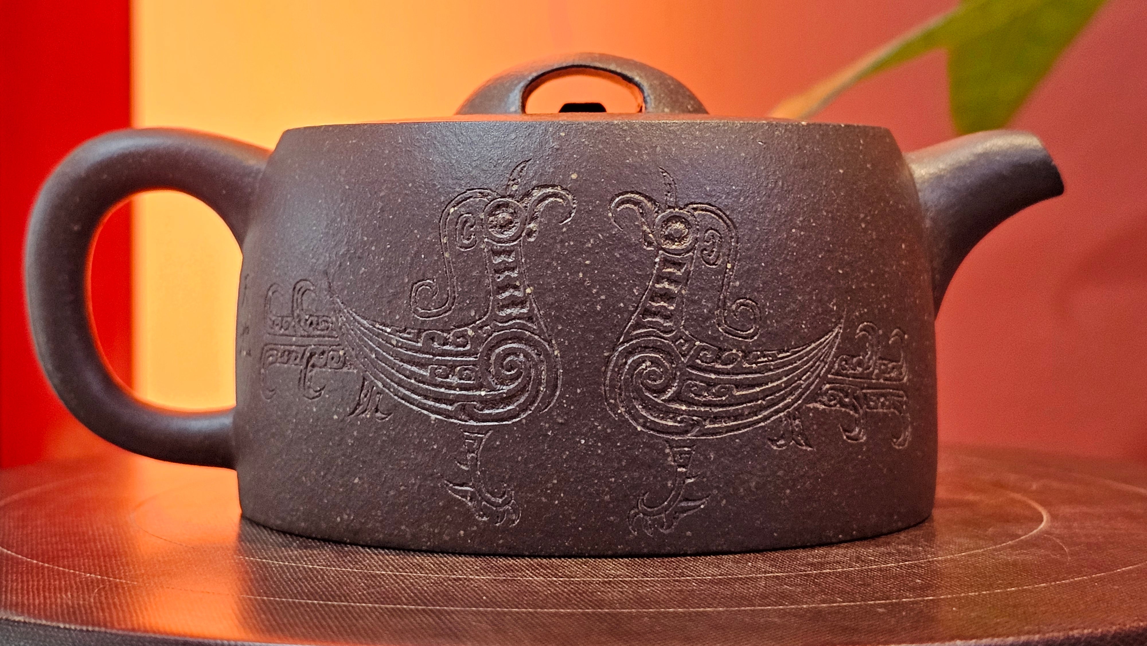 Niu Gai Jing Lan《牛盖井栏》, 165.1ml, Hei Zi Ni 黑紫泥, with Chinese Bronze Age Patterns~Engraving Art 青铜器纹样~刻绘, by our Craftsman Zhang Huan 张欢 ~ Congratulations!to Mr R.D.K., 0831hrs 15th Oct 2025, Montréal! Canada🇨🇦.