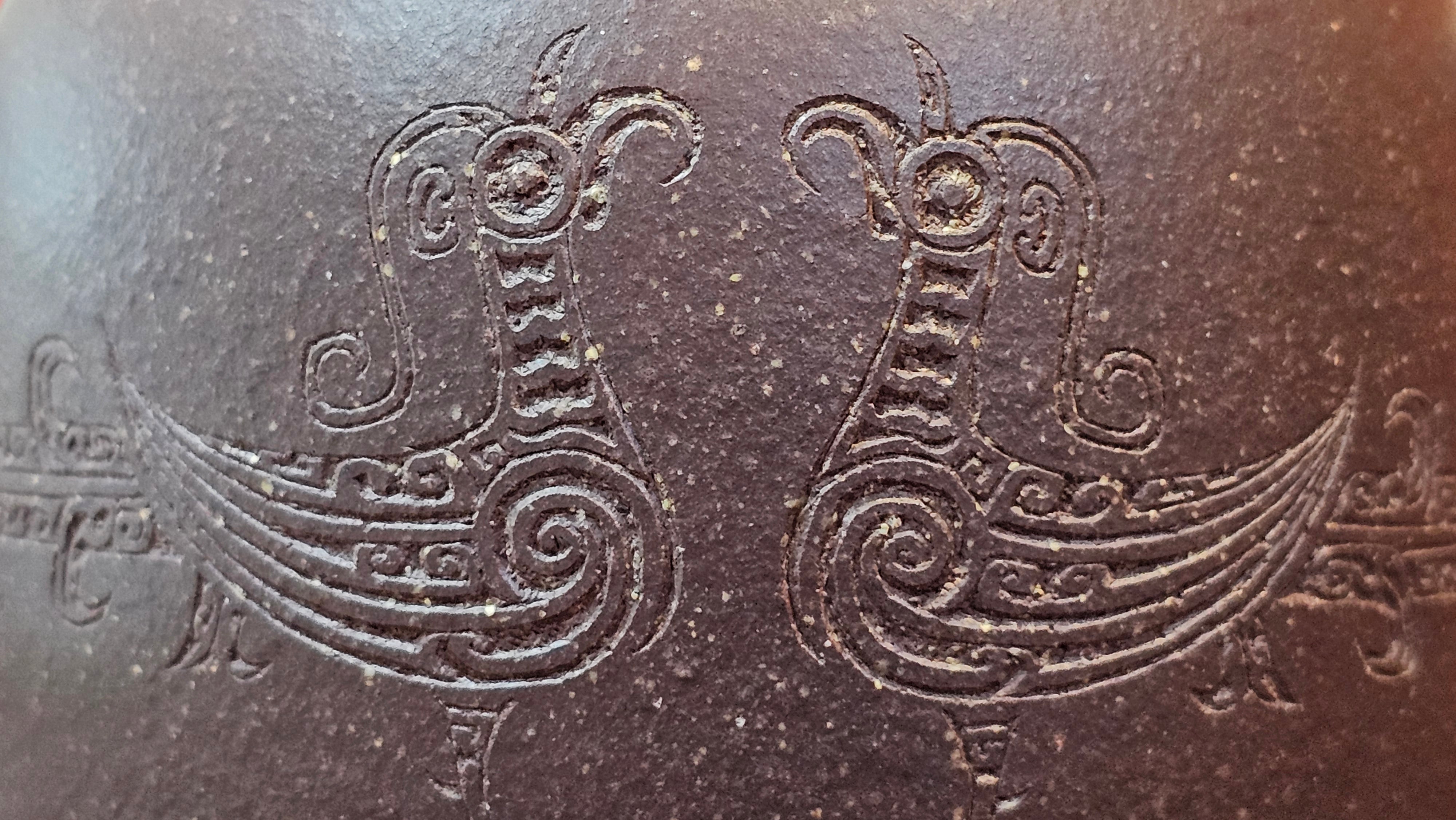 Niu Gai Jing Lan《牛盖井栏》, 165.1ml, Hei Zi Ni 黑紫泥, with Chinese Bronze Age Patterns~Engraving Art 青铜器纹样~刻绘, by our Craftsman Zhang Huan 张欢 ~ Congratulations!to Mr R.D.K., 0831hrs 15th Oct 2025, Montréal! Canada🇨🇦.