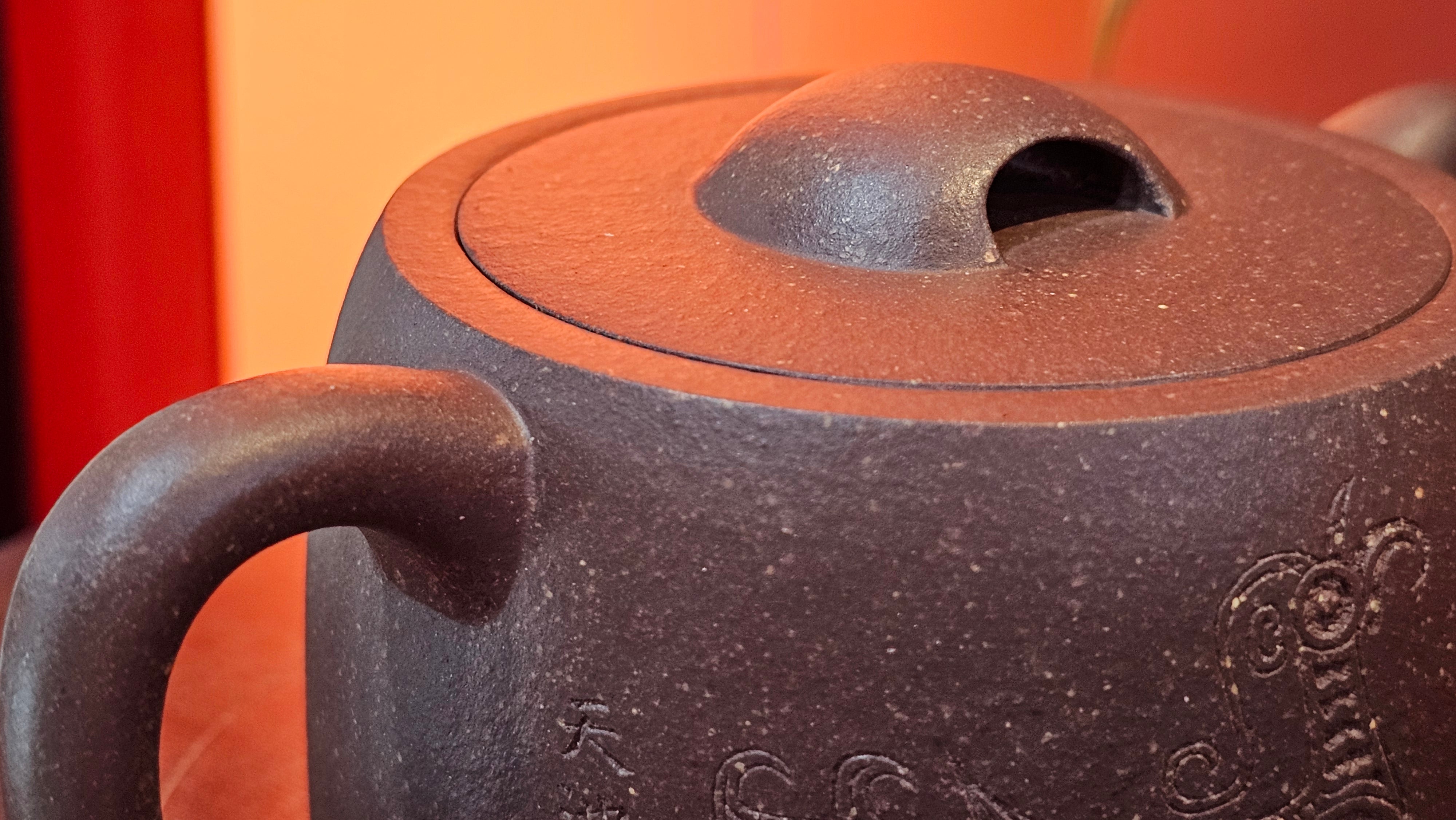 Niu Gai Jing Lan《牛盖井栏》, 165.1ml, Hei Zi Ni 黑紫泥, with Chinese Bronze Age Patterns~Engraving Art 青铜器纹样~刻绘, by our Craftsman Zhang Huan 张欢 ~ Congratulations!to Mr R.D.K., 0831hrs 15th Oct 2025, Montréal! Canada🇨🇦.