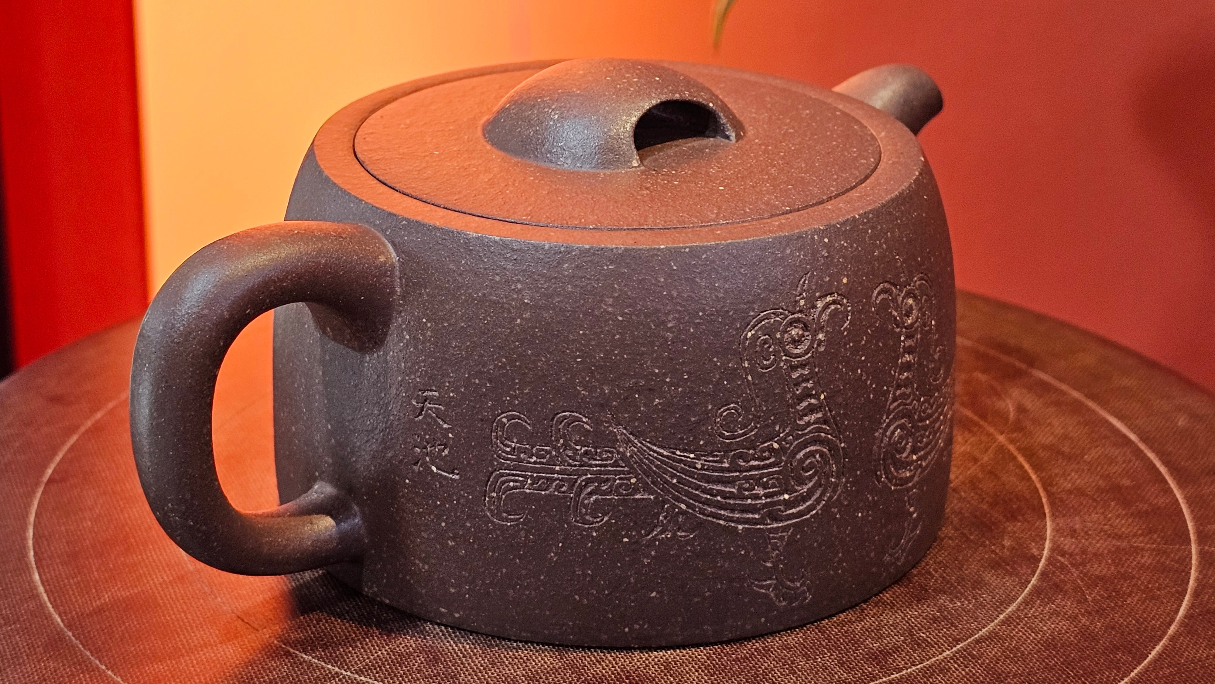 Niu Gai Jing Lan《牛盖井栏》, 165.1ml, Hei Zi Ni 黑紫泥, with Chinese Bronze Age Patterns~Engraving Art 青铜器纹样~刻绘, by our Craftsman Zhang Huan 张欢 ~ Congratulations!to Mr R.D.K., 0831hrs 15th Oct 2025, Montréal! Canada🇨🇦.