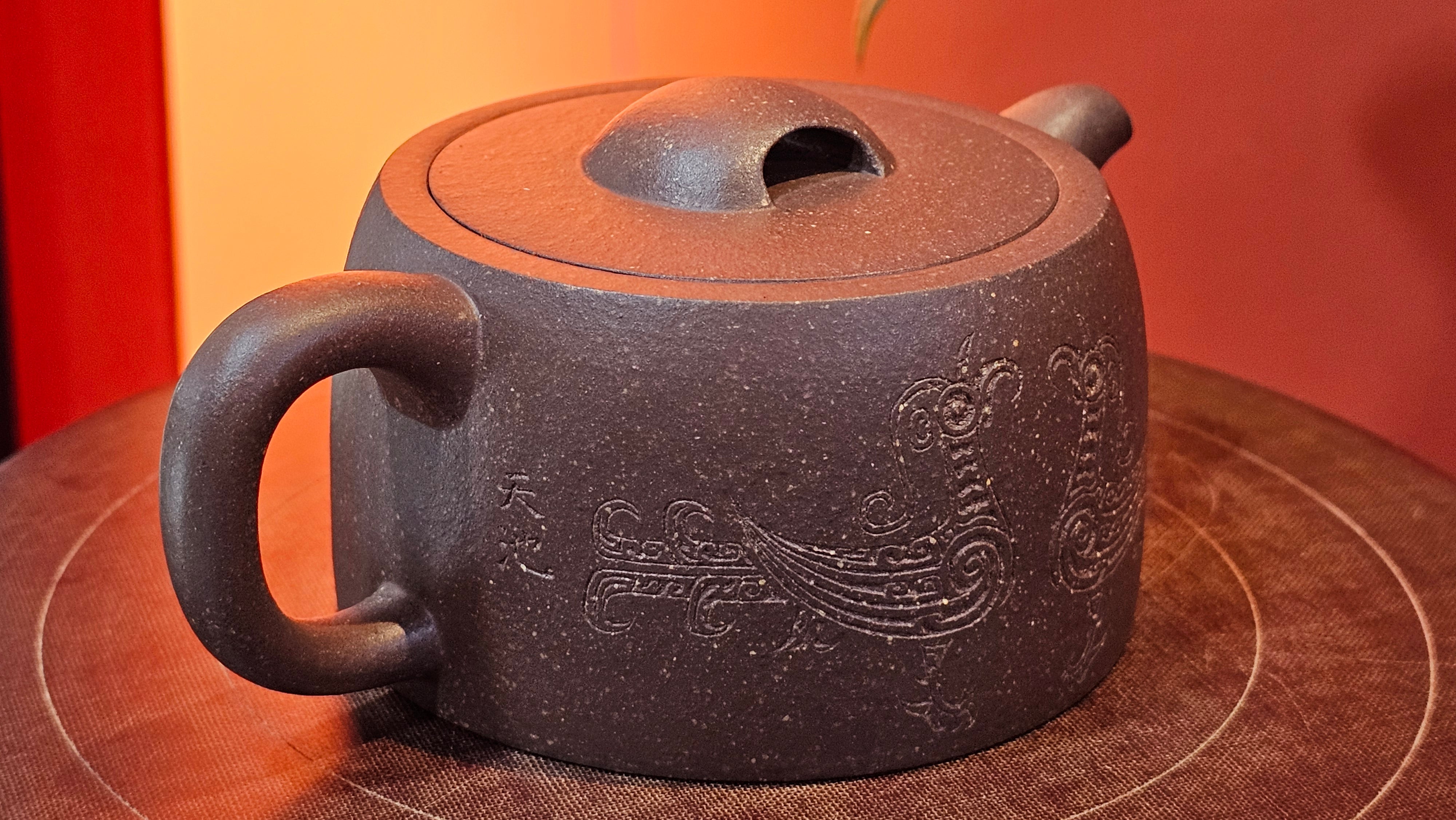 Niu Gai Jing Lan《牛盖井栏》, 165.1ml, Hei Zi Ni 黑紫泥, with Chinese Bronze Age Patterns~Engraving Art 青铜器纹样~刻绘, by our Craftsman Zhang Huan 张欢 ~ Congratulations!to Mr R.D.K., 0831hrs 15th Oct 2025, Montréal! Canada🇨🇦.