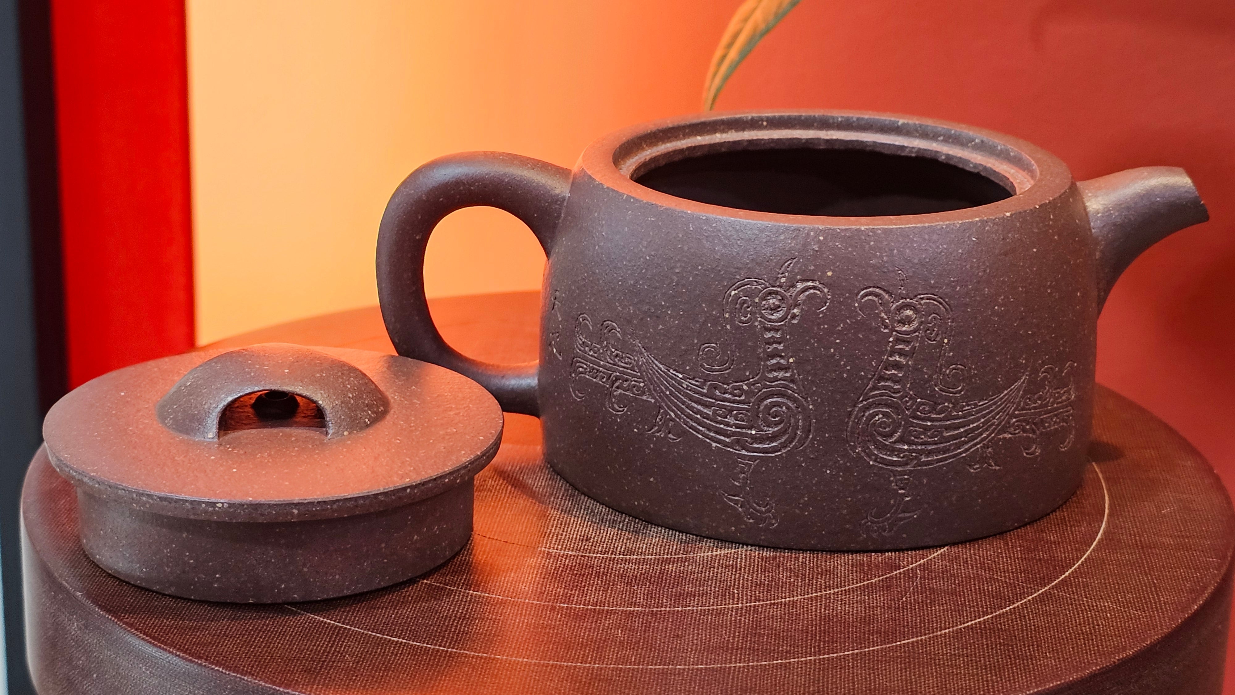 Niu Gai Jing Lan《牛盖井栏》, 165.1ml, Hei Zi Ni 黑紫泥, with Chinese Bronze Age Patterns~Engraving Art 青铜器纹样~刻绘, by our Craftsman Zhang Huan 张欢 ~ Congratulations!to Mr R.D.K., 0831hrs 15th Oct 2025, Montréal! Canada🇨🇦.