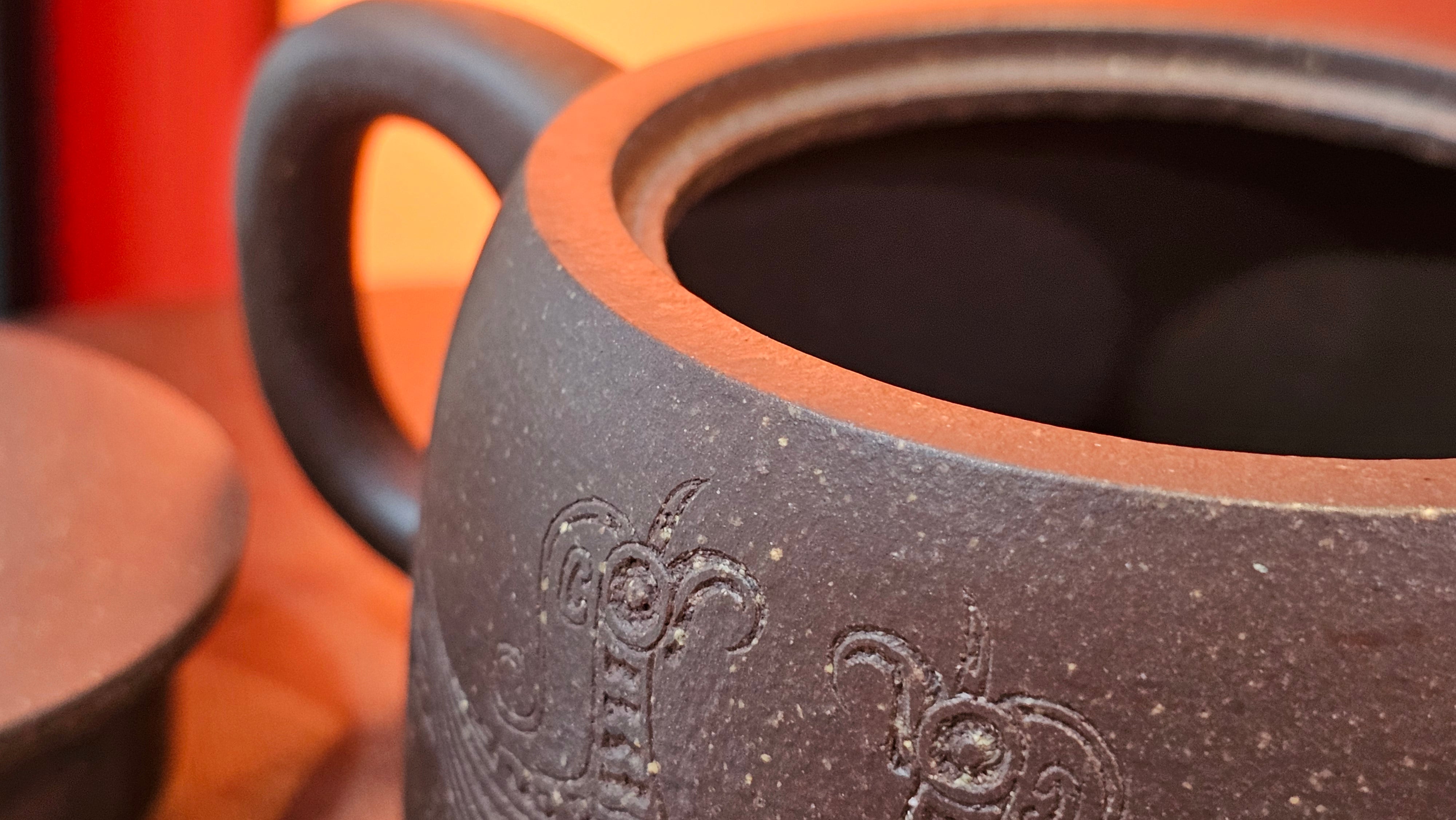 Niu Gai Jing Lan《牛盖井栏》, 165.1ml, Hei Zi Ni 黑紫泥, with Chinese Bronze Age Patterns~Engraving Art 青铜器纹样~刻绘, by our Craftsman Zhang Huan 张欢 ~ Congratulations!to Mr R.D.K., 0831hrs 15th Oct 2025, Montréal! Canada🇨🇦.