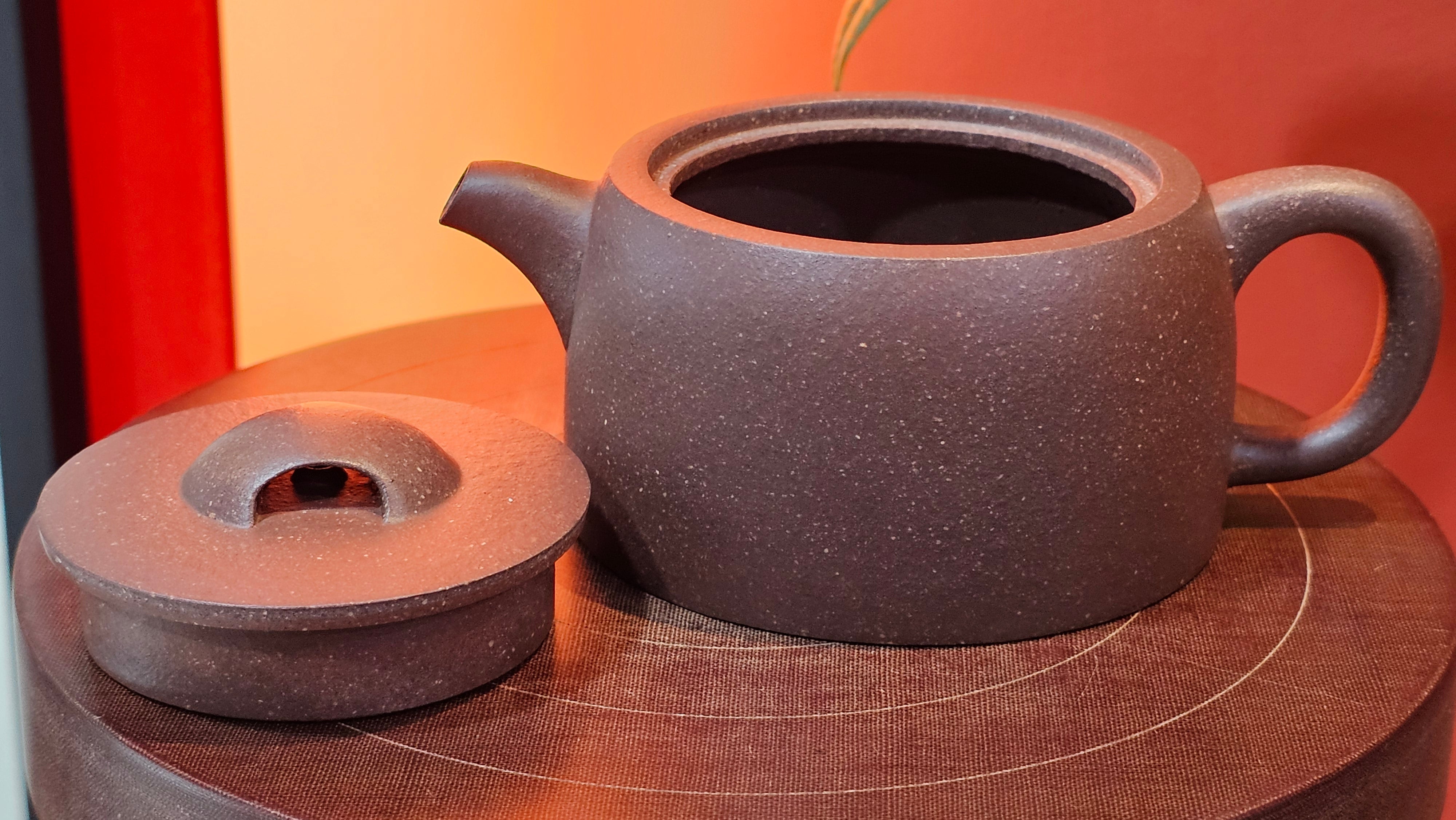 Niu Gai Jing Lan《牛盖井栏》, 165.1ml, Hei Zi Ni 黑紫泥, with Chinese Bronze Age Patterns~Engraving Art 青铜器纹样~刻绘, by our Craftsman Zhang Huan 张欢 ~ Congratulations!to Mr R.D.K., 0831hrs 15th Oct 2025, Montréal! Canada🇨🇦.