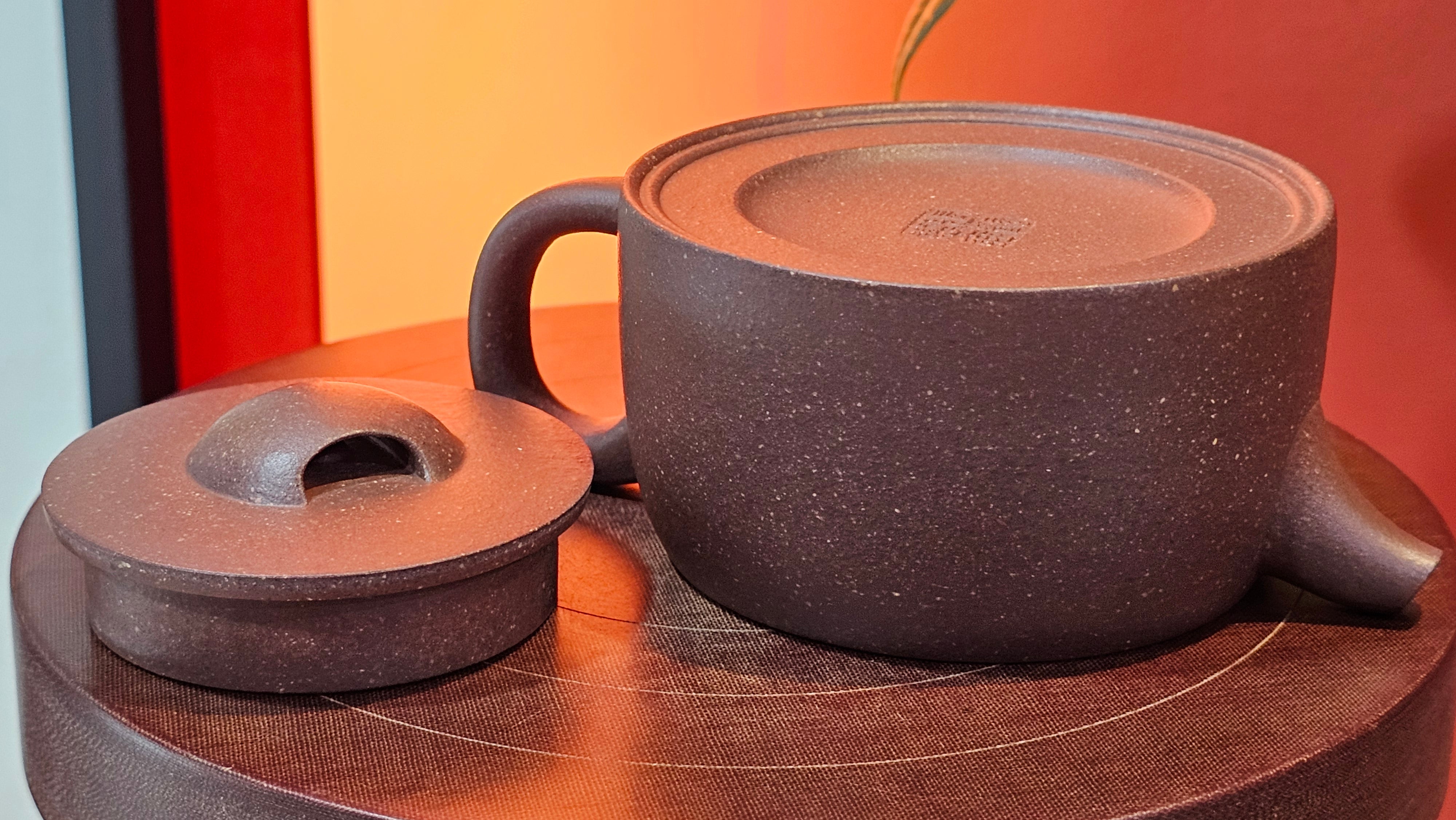 Niu Gai Jing Lan《牛盖井栏》, 165.1ml, Hei Zi Ni 黑紫泥, with Chinese Bronze Age Patterns~Engraving Art 青铜器纹样~刻绘, by our Craftsman Zhang Huan 张欢 ~ Congratulations!to Mr R.D.K., 0831hrs 15th Oct 2025, Montréal! Canada🇨🇦.