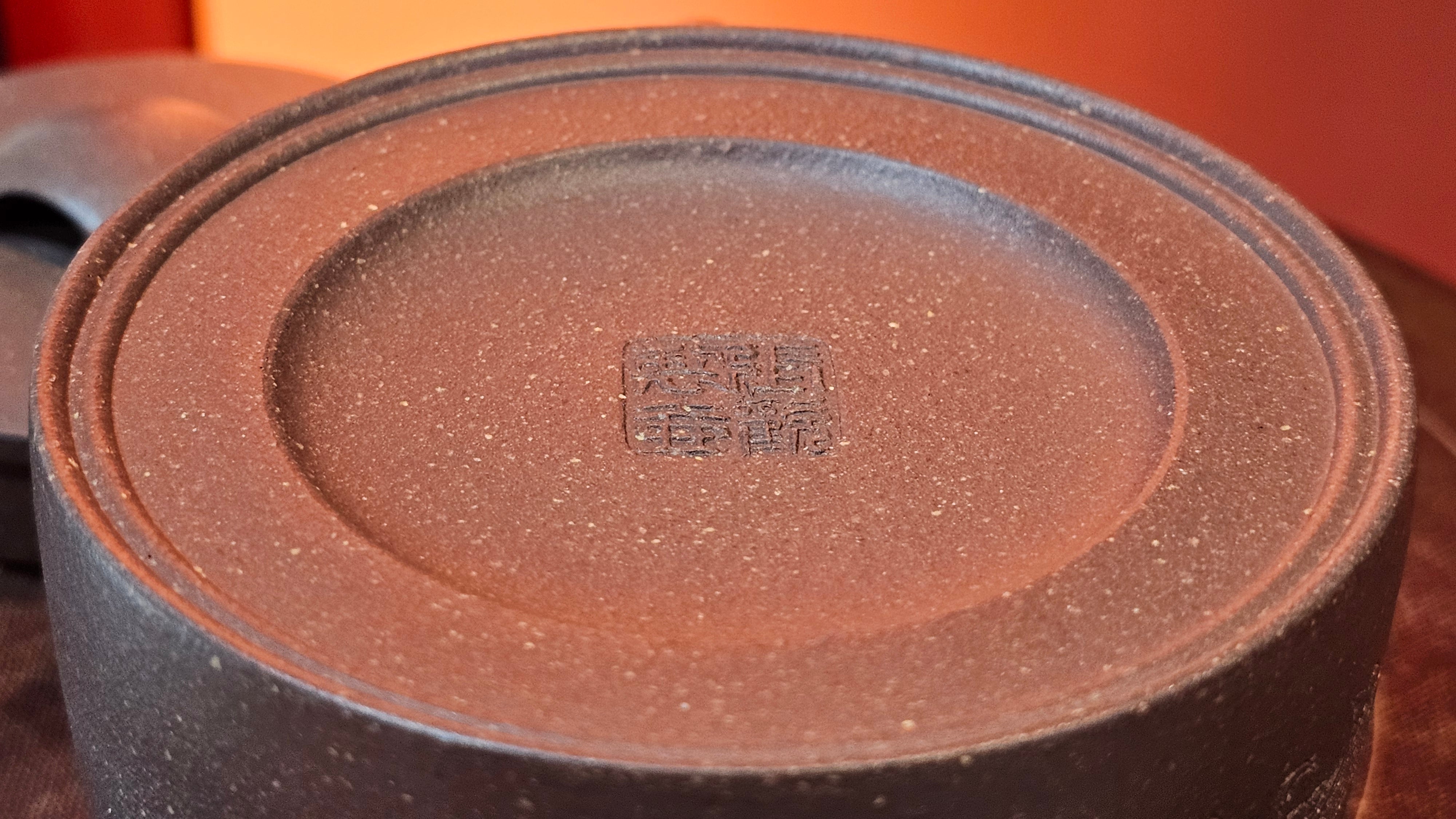 Niu Gai Jing Lan《牛盖井栏》, 165.1ml, Hei Zi Ni 黑紫泥, with Chinese Bronze Age Patterns~Engraving Art 青铜器纹样~刻绘, by our Craftsman Zhang Huan 张欢 ~ Congratulations!to Mr R.D.K., 0831hrs 15th Oct 2025, Montréal! Canada🇨🇦.