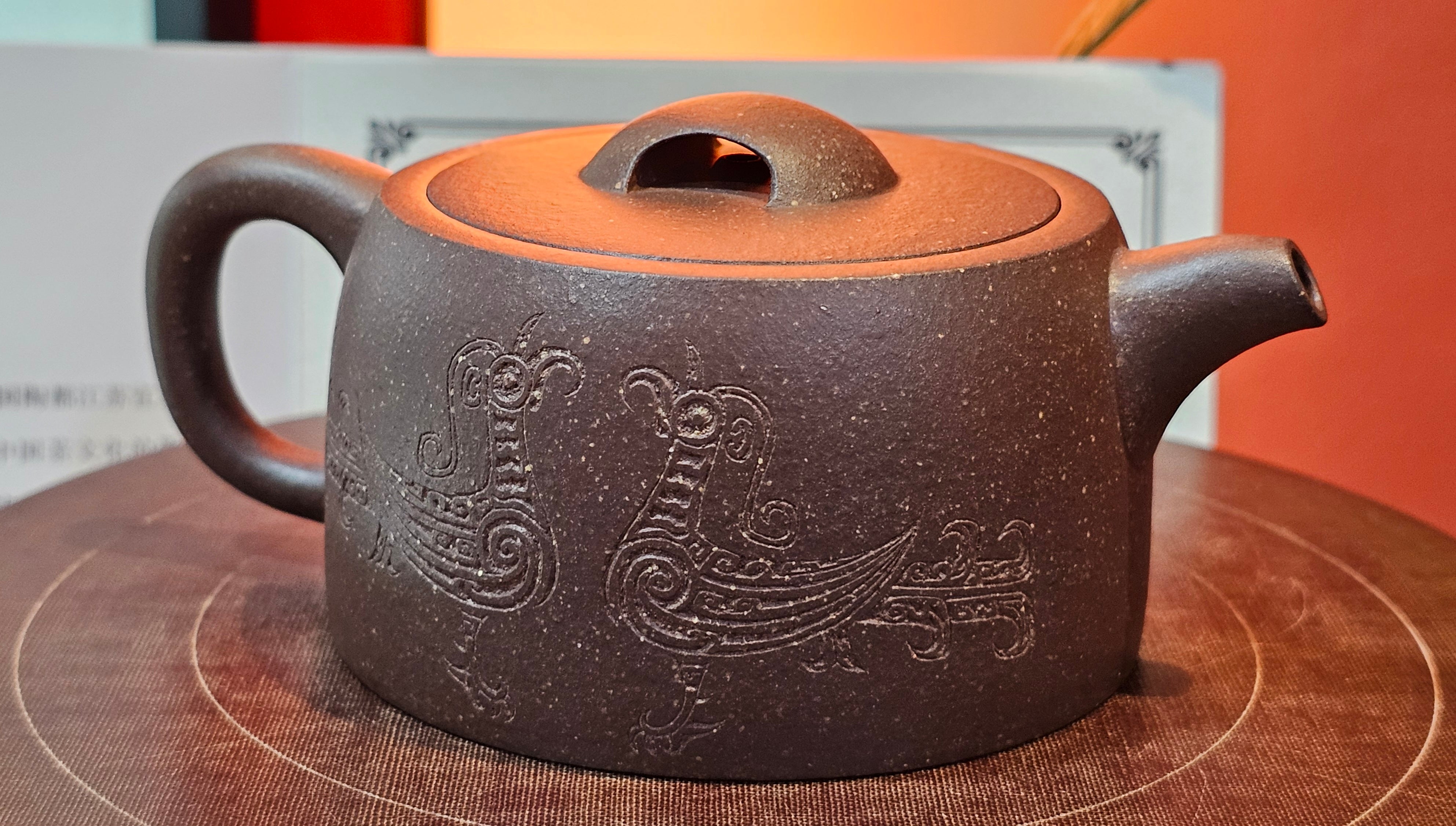 Niu Gai Jing Lan《牛盖井栏》, 165.1ml, Hei Zi Ni 黑紫泥, with Chinese Bronze Age Patterns~Engraving Art 青铜器纹样~刻绘, by our Craftsman Zhang Huan 张欢 ~ Congratulations!to Mr R.D.K., 0831hrs 15th Oct 2025, Montréal! Canada🇨🇦.