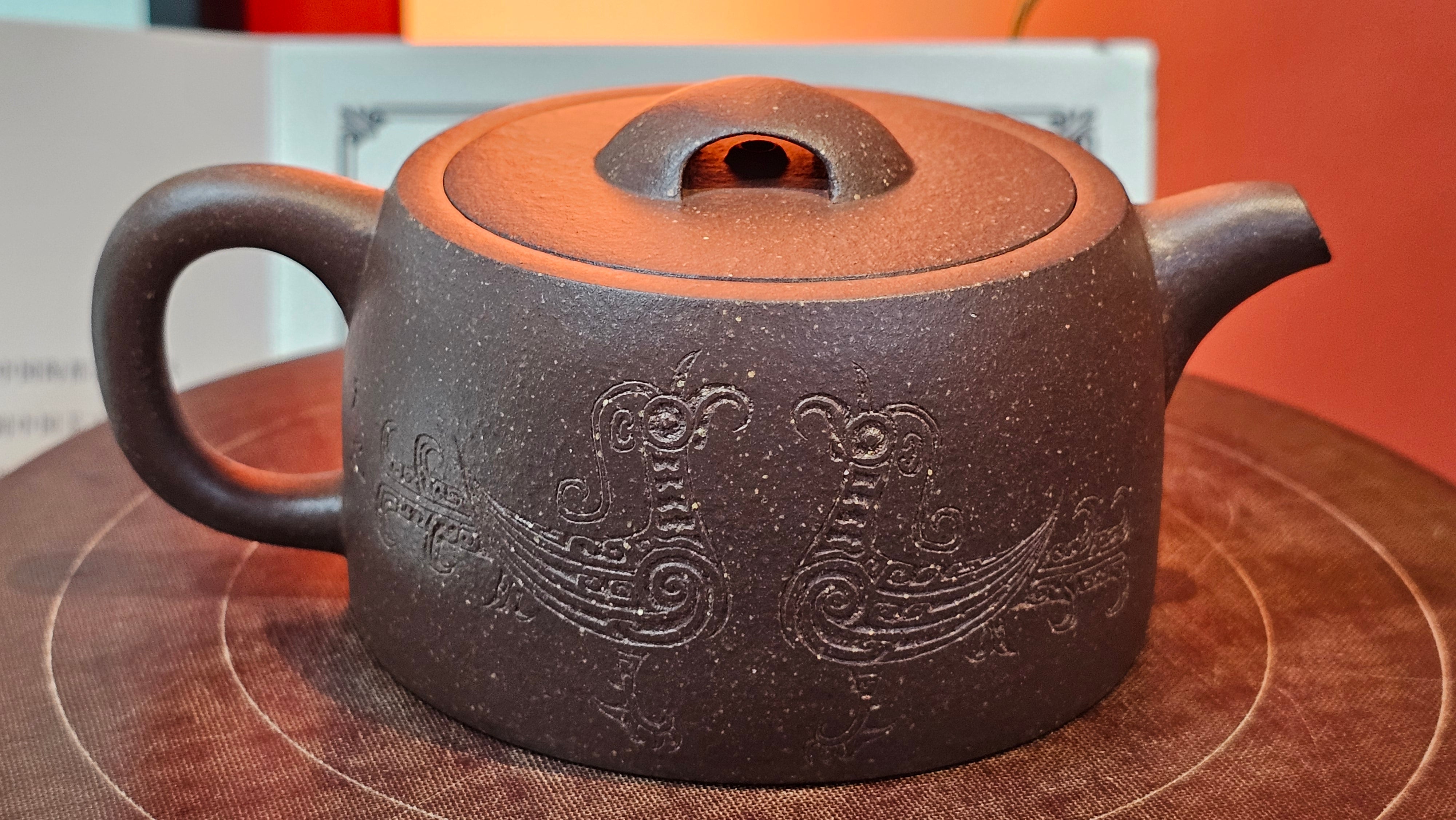 Niu Gai Jing Lan《牛盖井栏》, 165.1ml, Hei Zi Ni 黑紫泥, with Chinese Bronze Age Patterns~Engraving Art 青铜器纹样~刻绘, by our Craftsman Zhang Huan 张欢 ~ Congratulations!to Mr R.D.K., 0831hrs 15th Oct 2025, Montréal! Canada🇨🇦.