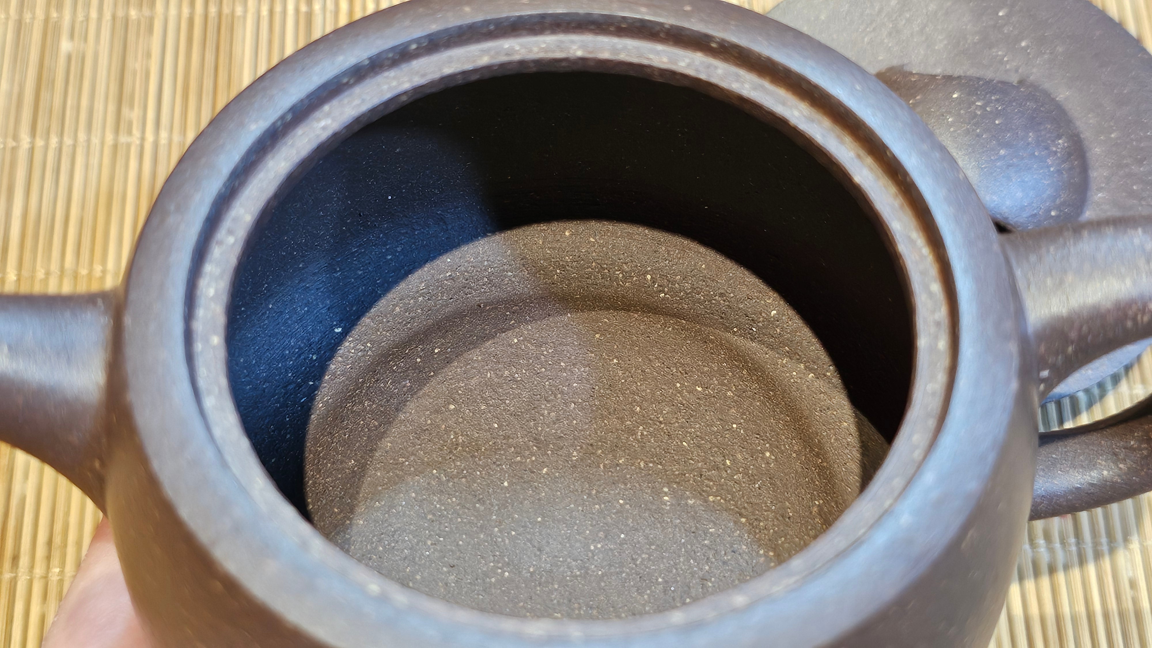 Niu Gai Jing Lan《牛盖井栏》, 165.1ml, Hei Zi Ni 黑紫泥, with Chinese Bronze Age Patterns~Engraving Art 青铜器纹样~刻绘, by our Craftsman Zhang Huan 张欢 ~ Congratulations!to Mr R.D.K., 0831hrs 15th Oct 2025, Montréal! Canada🇨🇦.