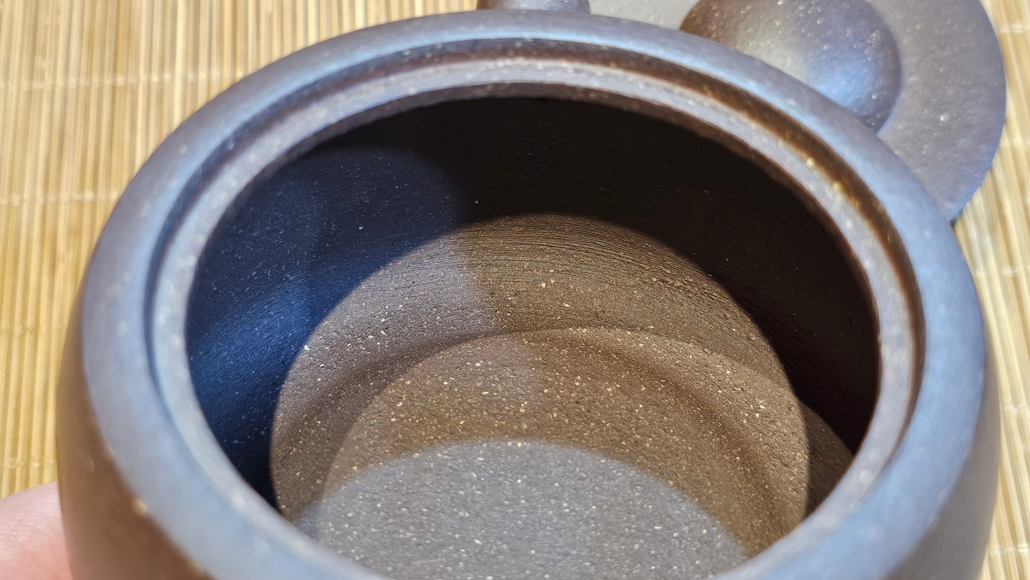 Niu Gai Jing Lan《牛盖井栏》, 165.1ml, Hei Zi Ni 黑紫泥, with Chinese Bronze Age Patterns~Engraving Art 青铜器纹样~刻绘, by our Craftsman Zhang Huan 张欢 ~ Congratulations!to Mr R.D.K., 0831hrs 15th Oct 2025, Montréal! Canada🇨🇦.