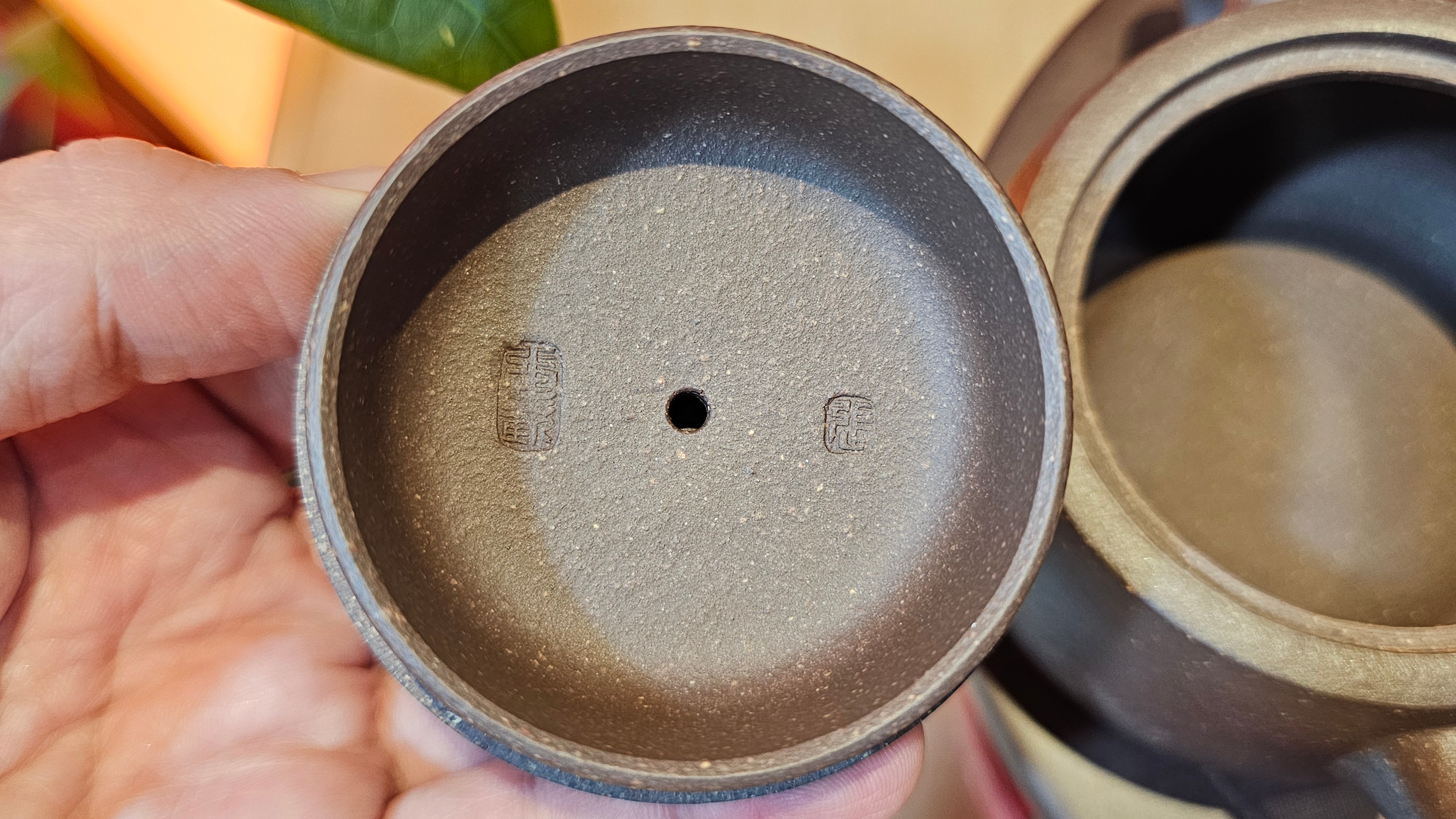 Niu Gai Jing Lan《牛盖井栏》, 165.1ml, Hei Zi Ni 黑紫泥, with Chinese Bronze Age Patterns~Engraving Art 青铜器纹样~刻绘, by our Craftsman Zhang Huan 张欢 ~ Congratulations!to Mr R.D.K., 0831hrs 15th Oct 2025, Montréal! Canada🇨🇦.