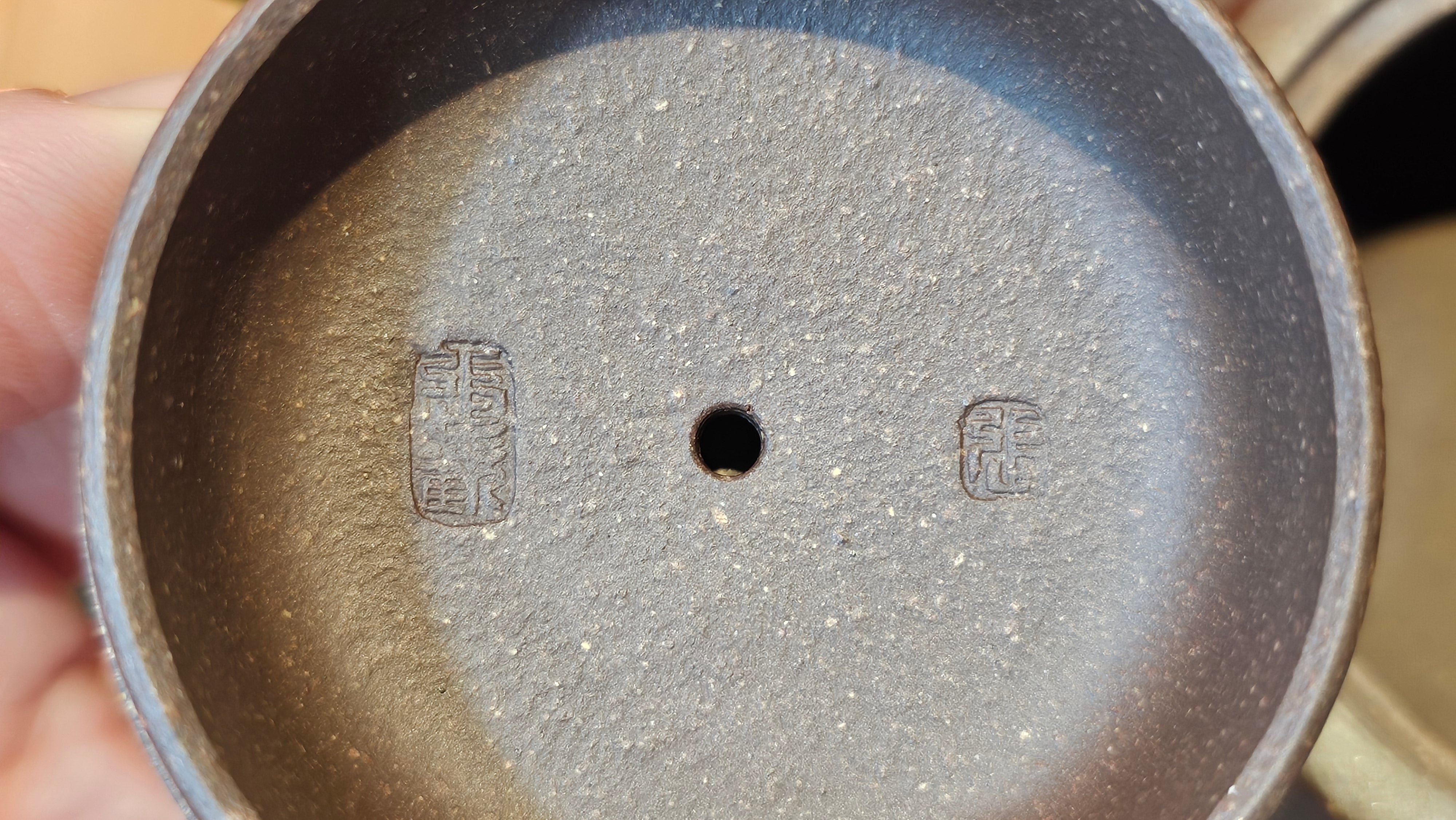 Niu Gai Jing Lan《牛盖井栏》, 165.1ml, Hei Zi Ni 黑紫泥, with Chinese Bronze Age Patterns~Engraving Art 青铜器纹样~刻绘, by our Craftsman Zhang Huan 张欢 ~ Congratulations!to Mr R.D.K., 0831hrs 15th Oct 2025, Montréal! Canada🇨🇦.