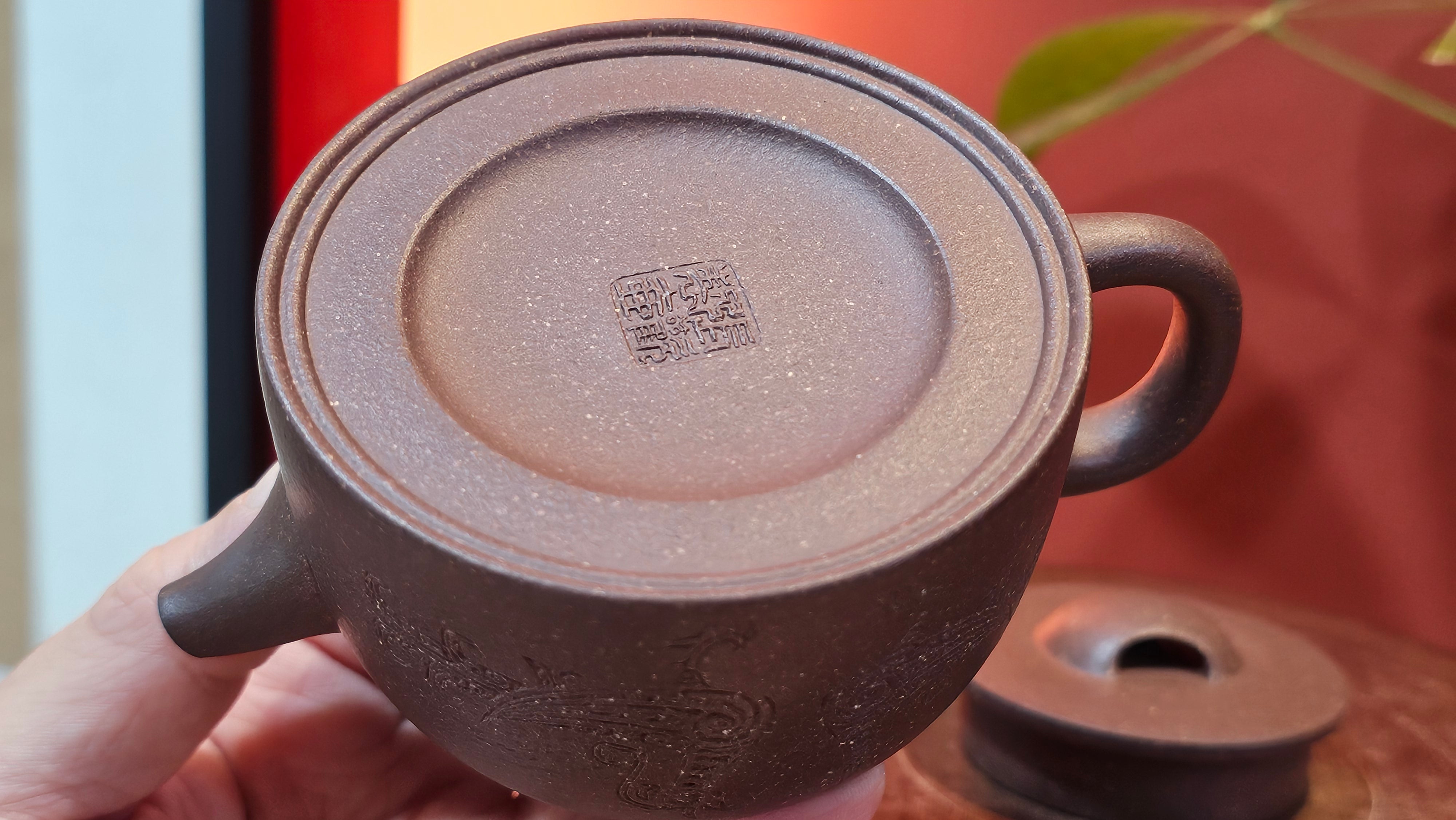 Niu Gai Jing Lan《牛盖井栏》, 165.1ml, Hei Zi Ni 黑紫泥, with Chinese Bronze Age Patterns~Engraving Art 青铜器纹样~刻绘, by our Craftsman Zhang Huan 张欢 ~ Congratulations!to Mr R.D.K., 0831hrs 15th Oct 2025, Montréal! Canada🇨🇦.