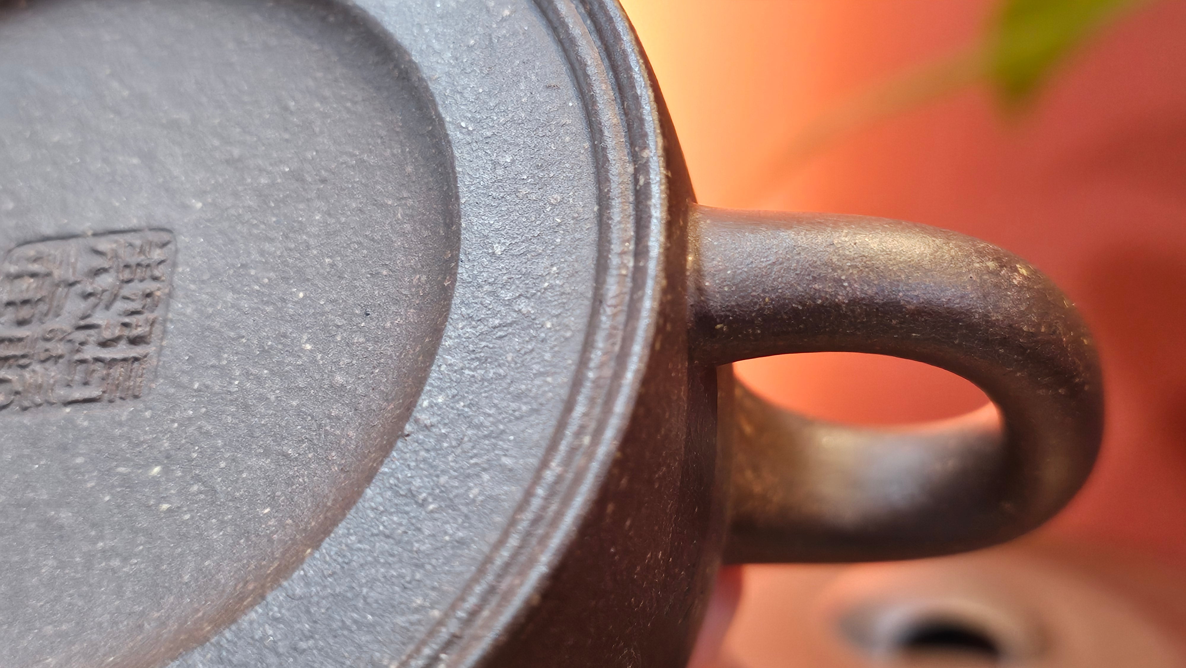 Niu Gai Jing Lan《牛盖井栏》, 165.1ml, Hei Zi Ni 黑紫泥, with Chinese Bronze Age Patterns~Engraving Art 青铜器纹样~刻绘, by our Craftsman Zhang Huan 张欢 ~ Congratulations!to Mr R.D.K., 0831hrs 15th Oct 2025, Montréal! Canada🇨🇦.