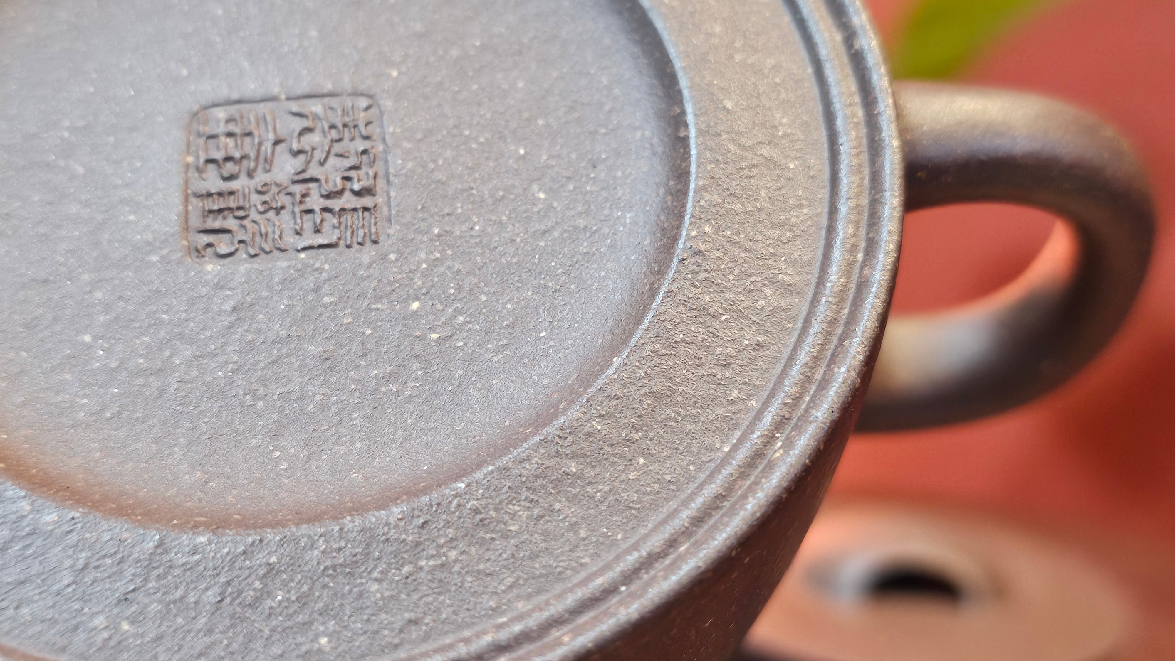 Niu Gai Jing Lan《牛盖井栏》, 165.1ml, Hei Zi Ni 黑紫泥, with Chinese Bronze Age Patterns~Engraving Art 青铜器纹样~刻绘, by our Craftsman Zhang Huan 张欢 ~ Congratulations!to Mr R.D.K., 0831hrs 15th Oct 2025, Montréal! Canada🇨🇦.