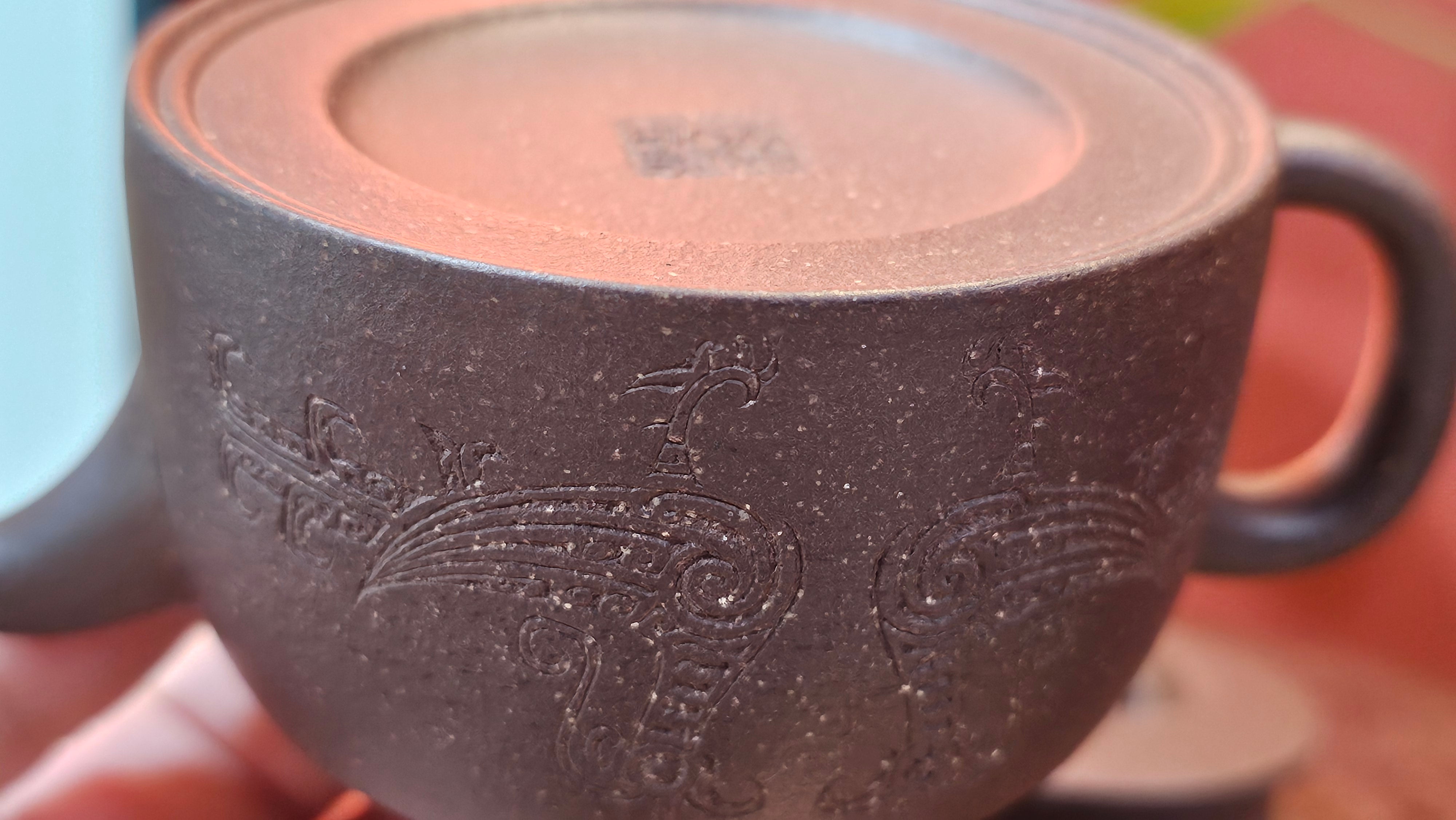 Niu Gai Jing Lan《牛盖井栏》, 165.1ml, Hei Zi Ni 黑紫泥, with Chinese Bronze Age Patterns~Engraving Art 青铜器纹样~刻绘, by our Craftsman Zhang Huan 张欢 ~ Congratulations!to Mr R.D.K., 0831hrs 15th Oct 2025, Montréal! Canada🇨🇦.