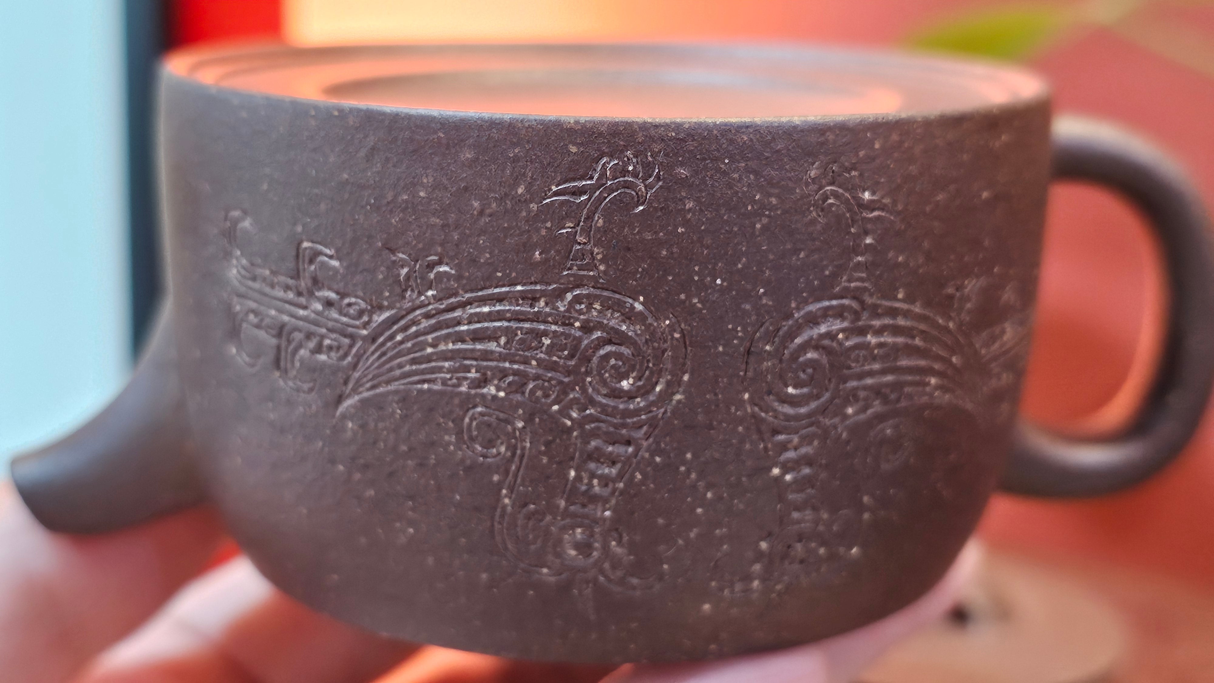 Niu Gai Jing Lan《牛盖井栏》, 165.1ml, Hei Zi Ni 黑紫泥, with Chinese Bronze Age Patterns~Engraving Art 青铜器纹样~刻绘, by our Craftsman Zhang Huan 张欢 ~ Congratulations!to Mr R.D.K., 0831hrs 15th Oct 2025, Montréal! Canada🇨🇦.