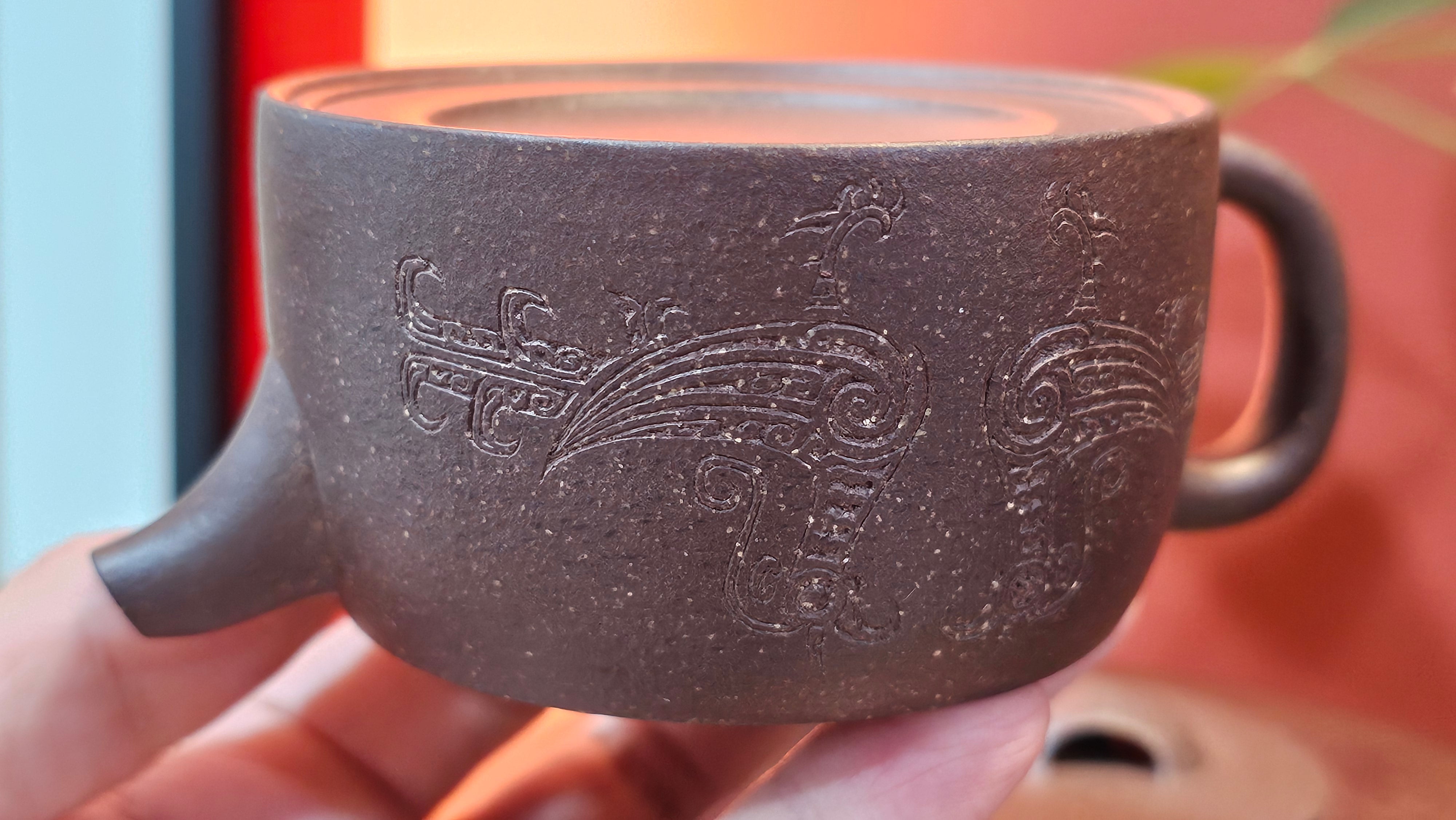 Niu Gai Jing Lan《牛盖井栏》, 165.1ml, Hei Zi Ni 黑紫泥, with Chinese Bronze Age Patterns~Engraving Art 青铜器纹样~刻绘, by our Craftsman Zhang Huan 张欢 ~ Congratulations!to Mr R.D.K., 0831hrs 15th Oct 2025, Montréal! Canada🇨🇦.