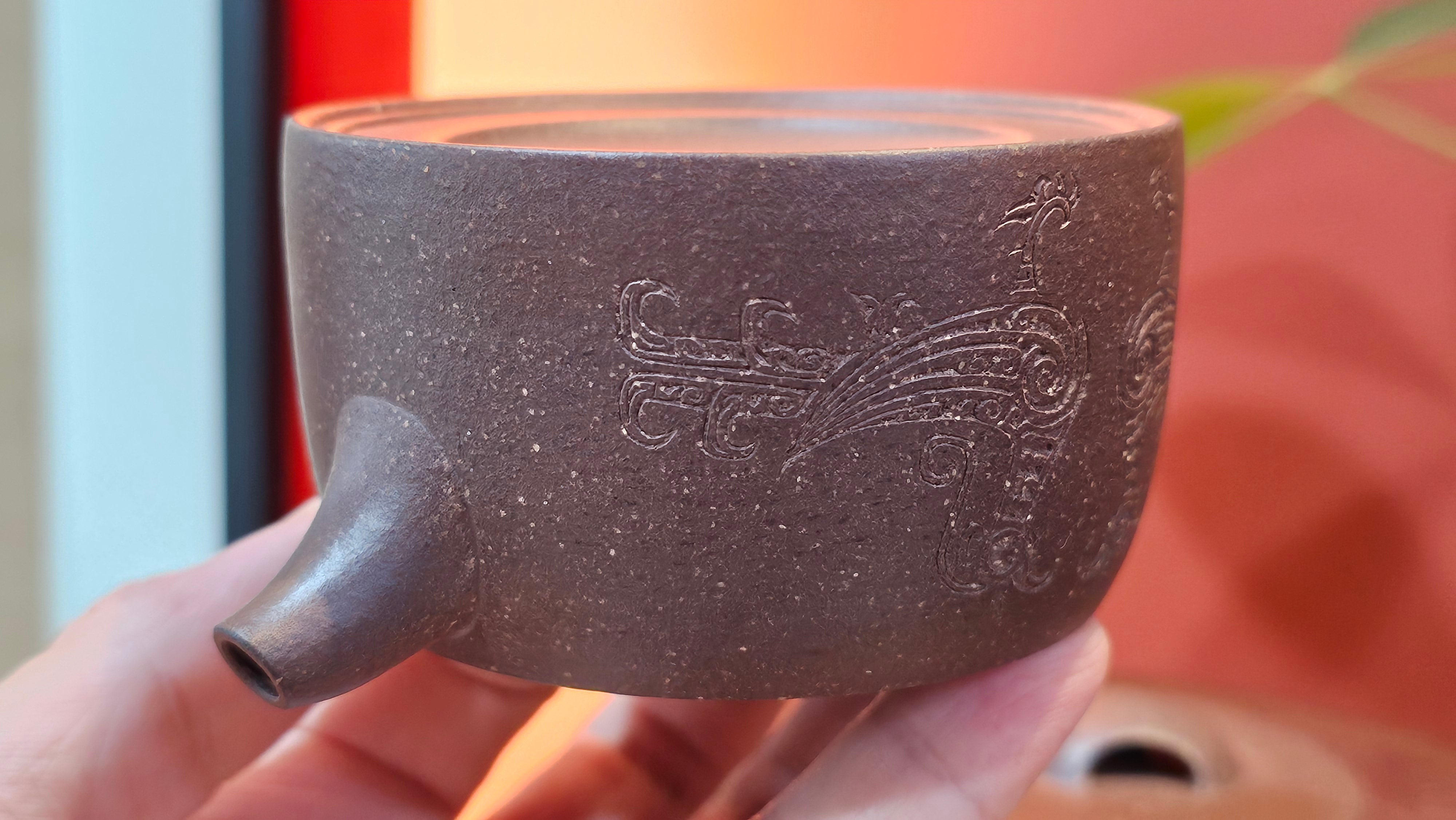 Niu Gai Jing Lan《牛盖井栏》, 165.1ml, Hei Zi Ni 黑紫泥, with Chinese Bronze Age Patterns~Engraving Art 青铜器纹样~刻绘, by our Craftsman Zhang Huan 张欢 ~ Congratulations!to Mr R.D.K., 0831hrs 15th Oct 2025, Montréal! Canada🇨🇦.