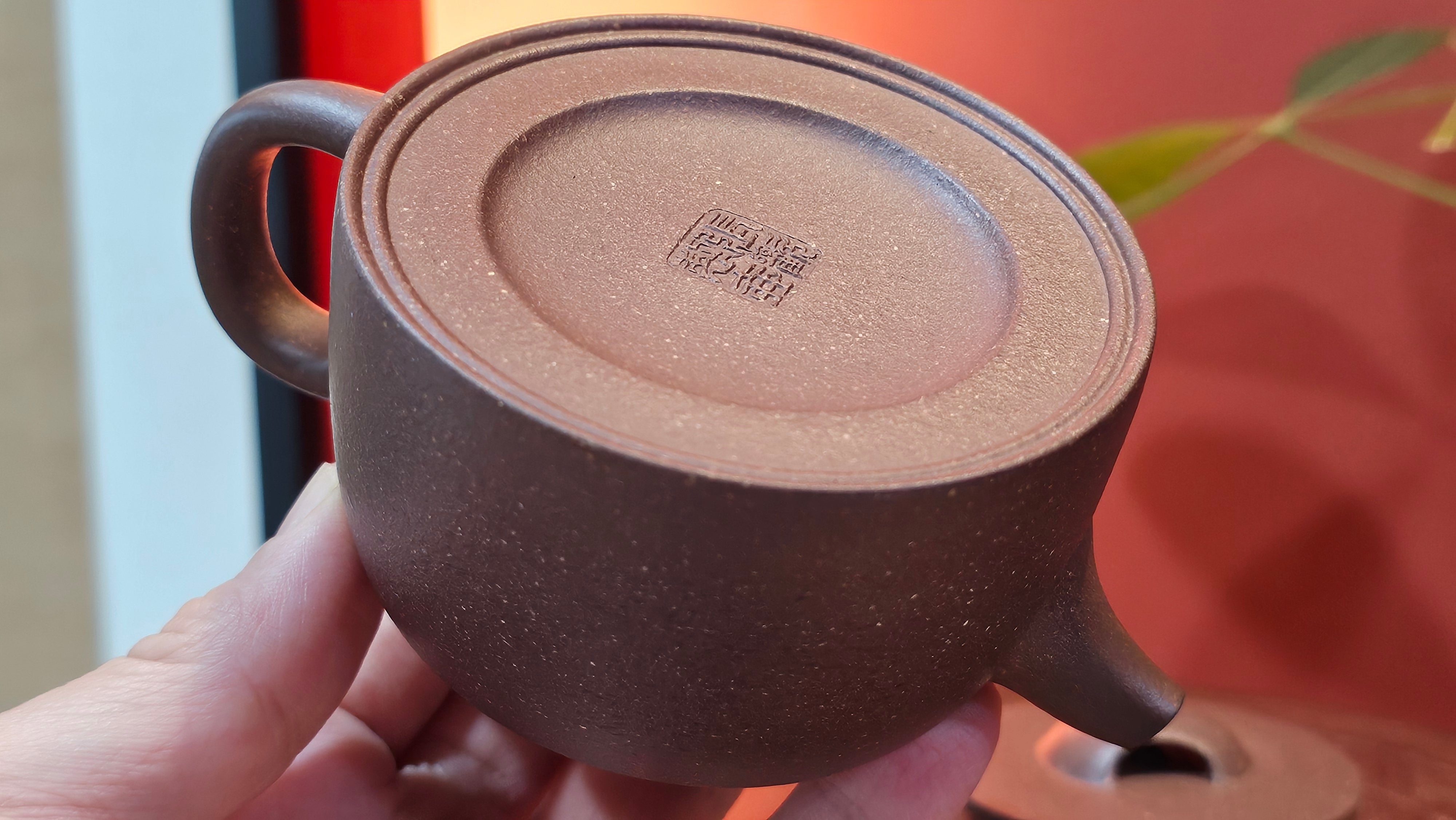 Niu Gai Jing Lan《牛盖井栏》, 165.1ml, Hei Zi Ni 黑紫泥, with Chinese Bronze Age Patterns~Engraving Art 青铜器纹样~刻绘, by our Craftsman Zhang Huan 张欢 ~ Congratulations!to Mr R.D.K., 0831hrs 15th Oct 2025, Montréal! Canada🇨🇦.