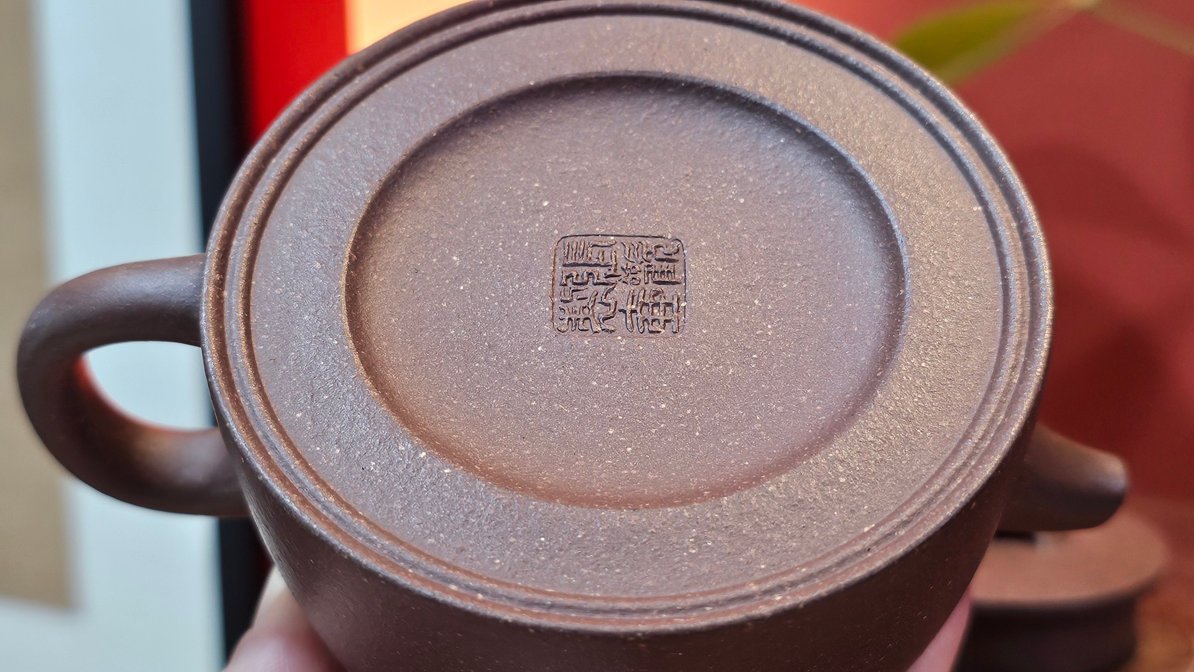 Niu Gai Jing Lan《牛盖井栏》, 165.1ml, Hei Zi Ni 黑紫泥, with Chinese Bronze Age Patterns~Engraving Art 青铜器纹样~刻绘, by our Craftsman Zhang Huan 张欢 ~ Congratulations!to Mr R.D.K., 0831hrs 15th Oct 2025, Montréal! Canada🇨🇦.