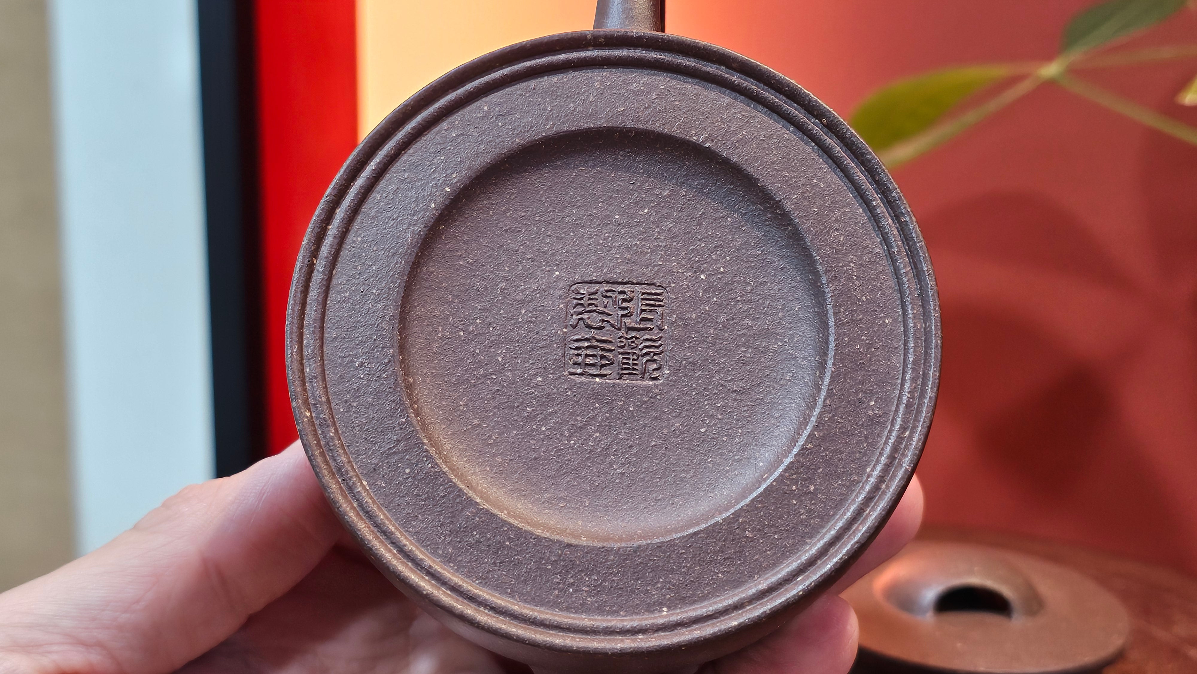 Niu Gai Jing Lan《牛盖井栏》, 165.1ml, Hei Zi Ni 黑紫泥, with Chinese Bronze Age Patterns~Engraving Art 青铜器纹样~刻绘, by our Craftsman Zhang Huan 张欢 ~ Congratulations!to Mr R.D.K., 0831hrs 15th Oct 2025, Montréal! Canada🇨🇦.