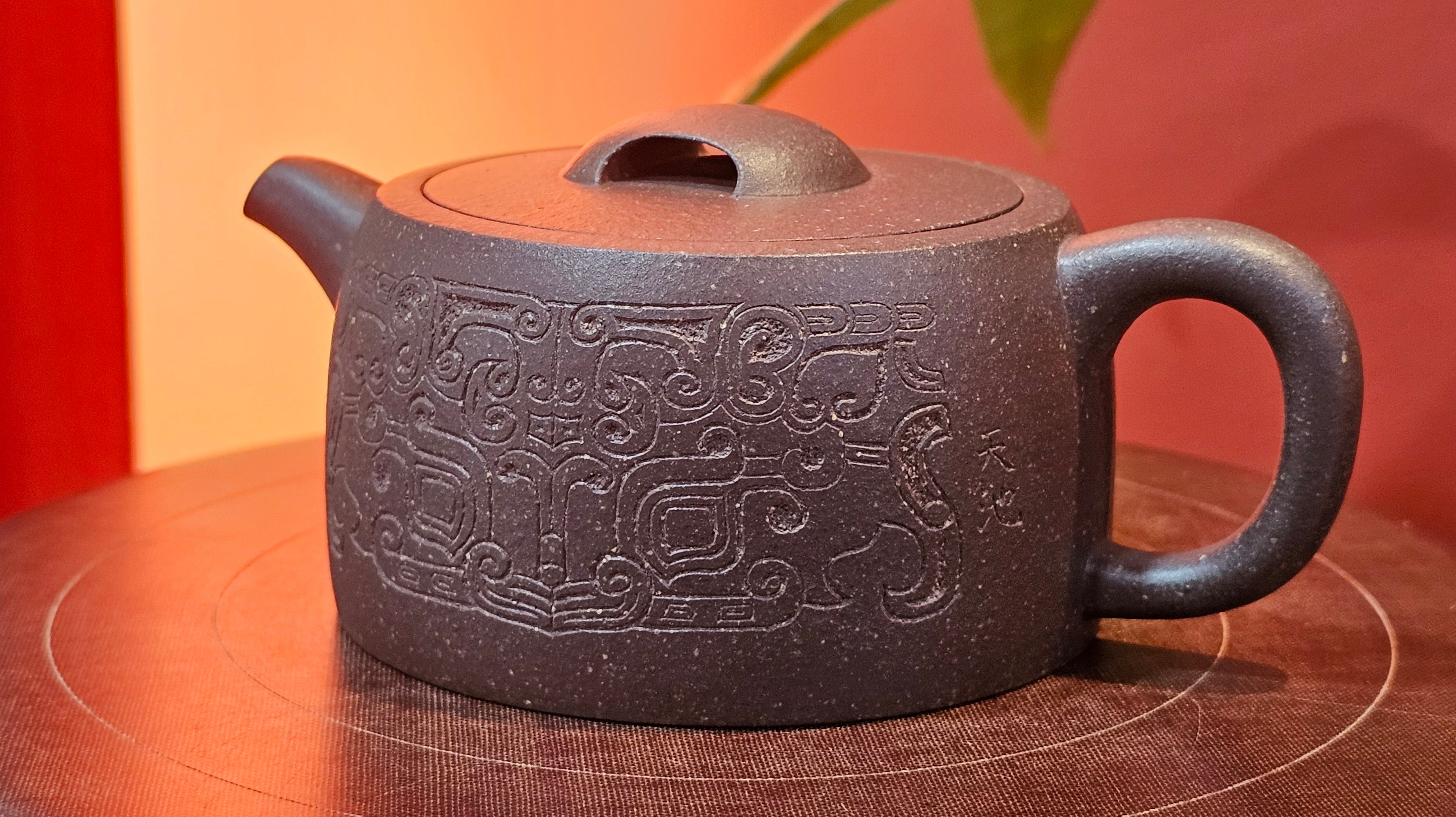 Niu Gai Jing Lan《牛盖井栏》, 159.5ml, Hei Zi Ni 黑紫泥, with Chinese Bronze Age Patterns~Engraving Art 青铜器纹样~刻绘, by our Craftsman Zhang Huan 张欢 ~!Congratulations to Ms C.W.! 1156hrs 17th Oct 2025, Sunnyvale! CA.