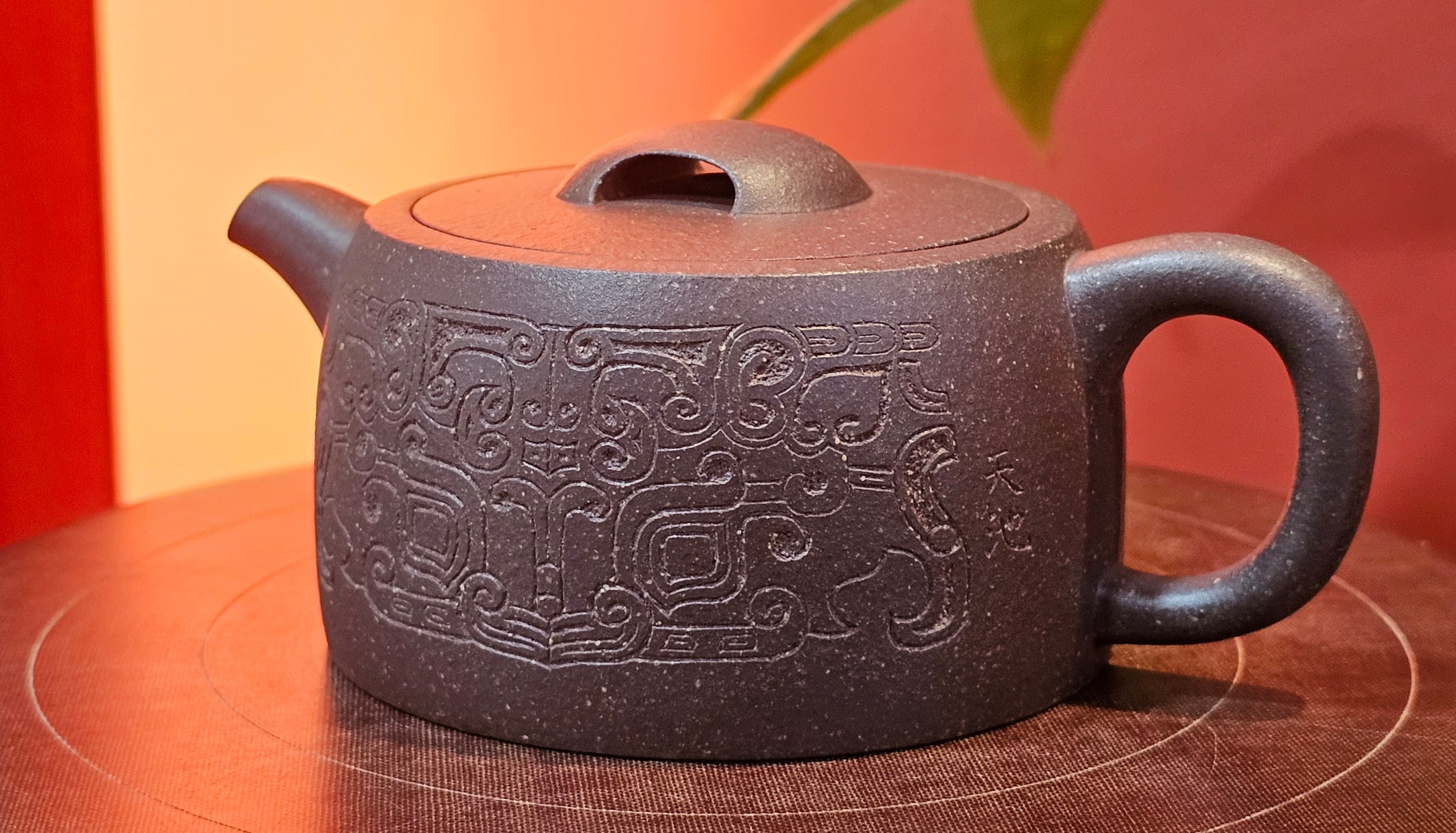 Niu Gai Jing Lan《牛盖井栏》, 159.5ml, Hei Zi Ni 黑紫泥, with Chinese Bronze Age Patterns~Engraving Art 青铜器纹样~刻绘, by our Craftsman Zhang Huan 张欢 ~!Congratulations to Ms C.W.! 1156hrs 17th Oct 2025, Sunnyvale! CA.