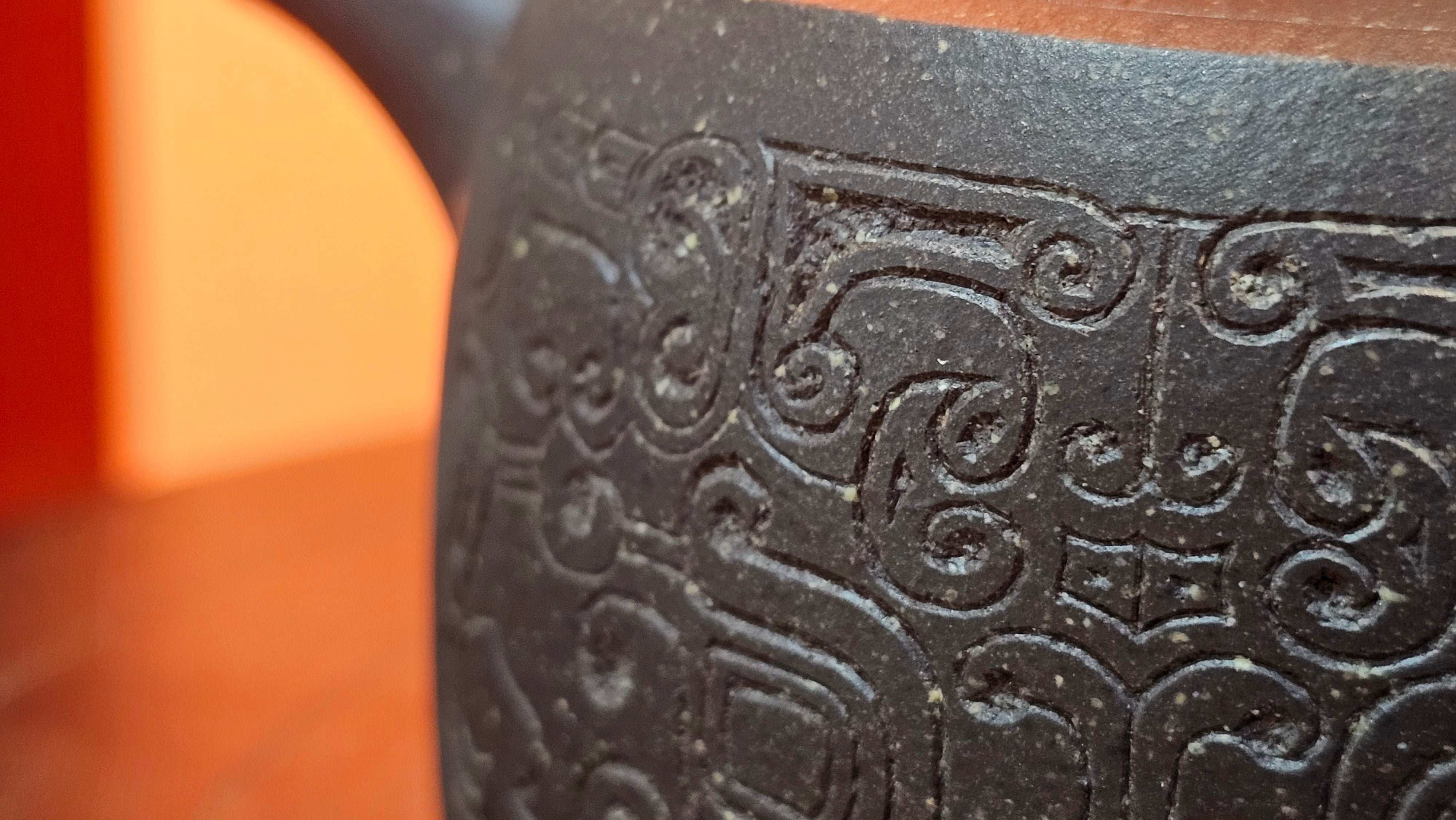 Niu Gai Jing Lan《牛盖井栏》, 159.5ml, Hei Zi Ni 黑紫泥, with Chinese Bronze Age Patterns~Engraving Art 青铜器纹样~刻绘, by our Craftsman Zhang Huan 张欢 ~!Congratulations to Ms C.W.! 1156hrs 17th Oct 2025, Sunnyvale! CA.