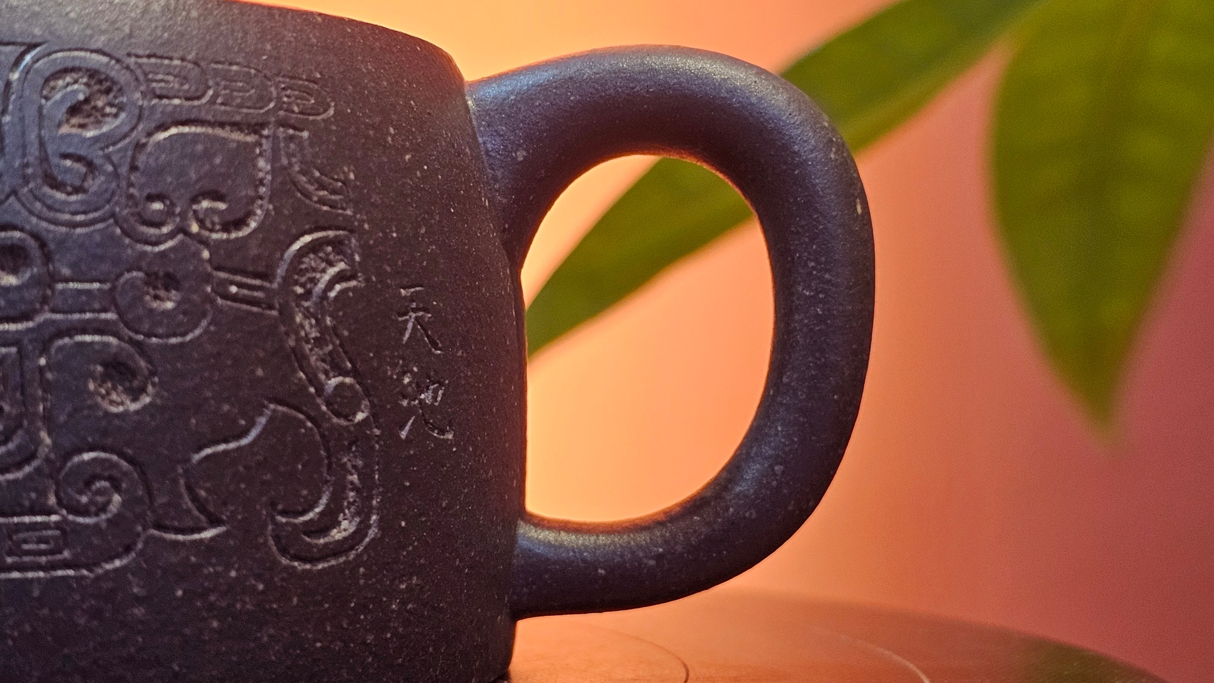 Niu Gai Jing Lan《牛盖井栏》, 159.5ml, Hei Zi Ni 黑紫泥, with Chinese Bronze Age Patterns~Engraving Art 青铜器纹样~刻绘, by our Craftsman Zhang Huan 张欢 ~!Congratulations to Ms C.W.! 1156hrs 17th Oct 2025, Sunnyvale! CA.