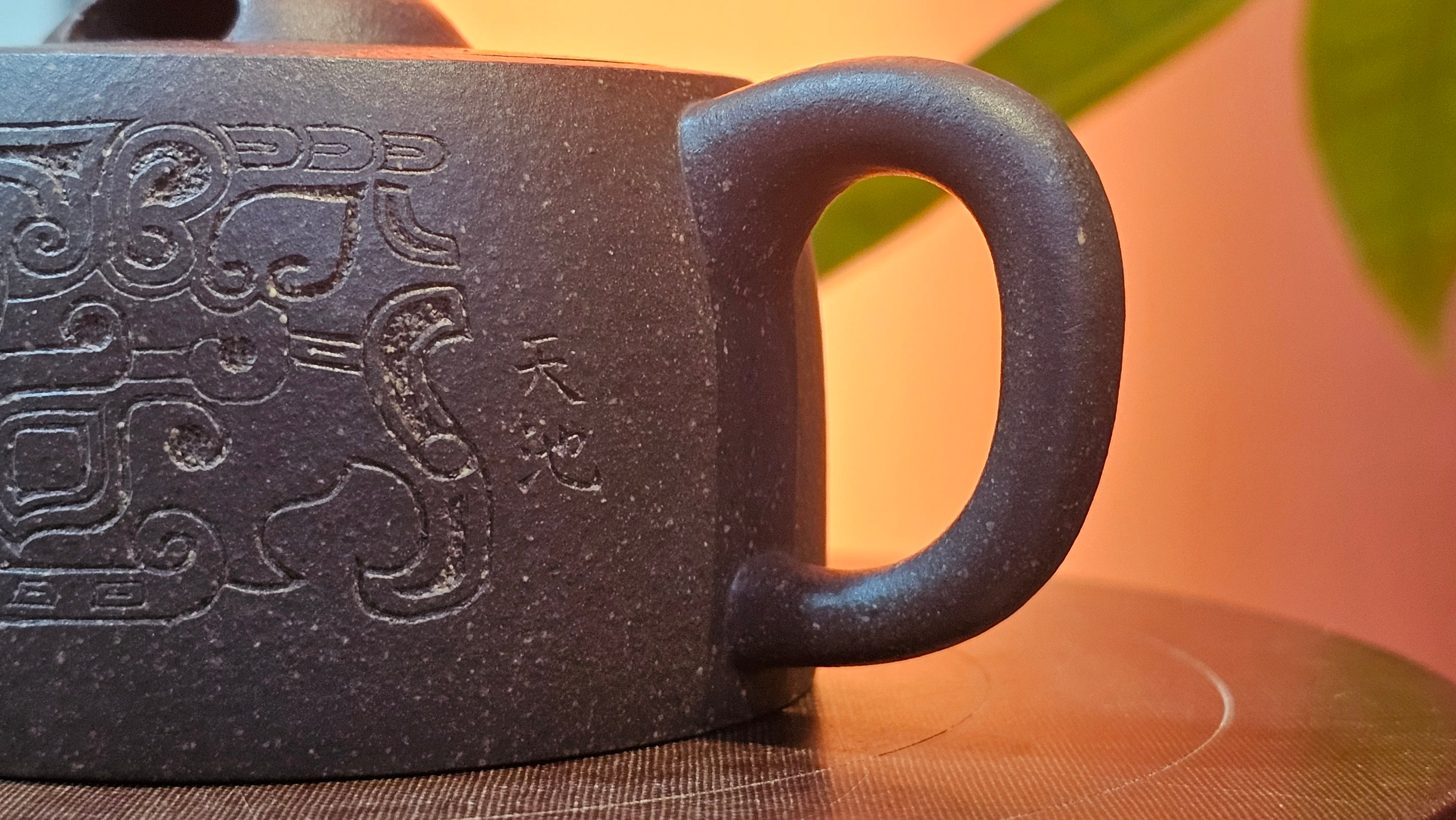 Niu Gai Jing Lan《牛盖井栏》, 159.5ml, Hei Zi Ni 黑紫泥, with Chinese Bronze Age Patterns~Engraving Art 青铜器纹样~刻绘, by our Craftsman Zhang Huan 张欢 ~!Congratulations to Ms C.W.! 1156hrs 17th Oct 2025, Sunnyvale! CA.