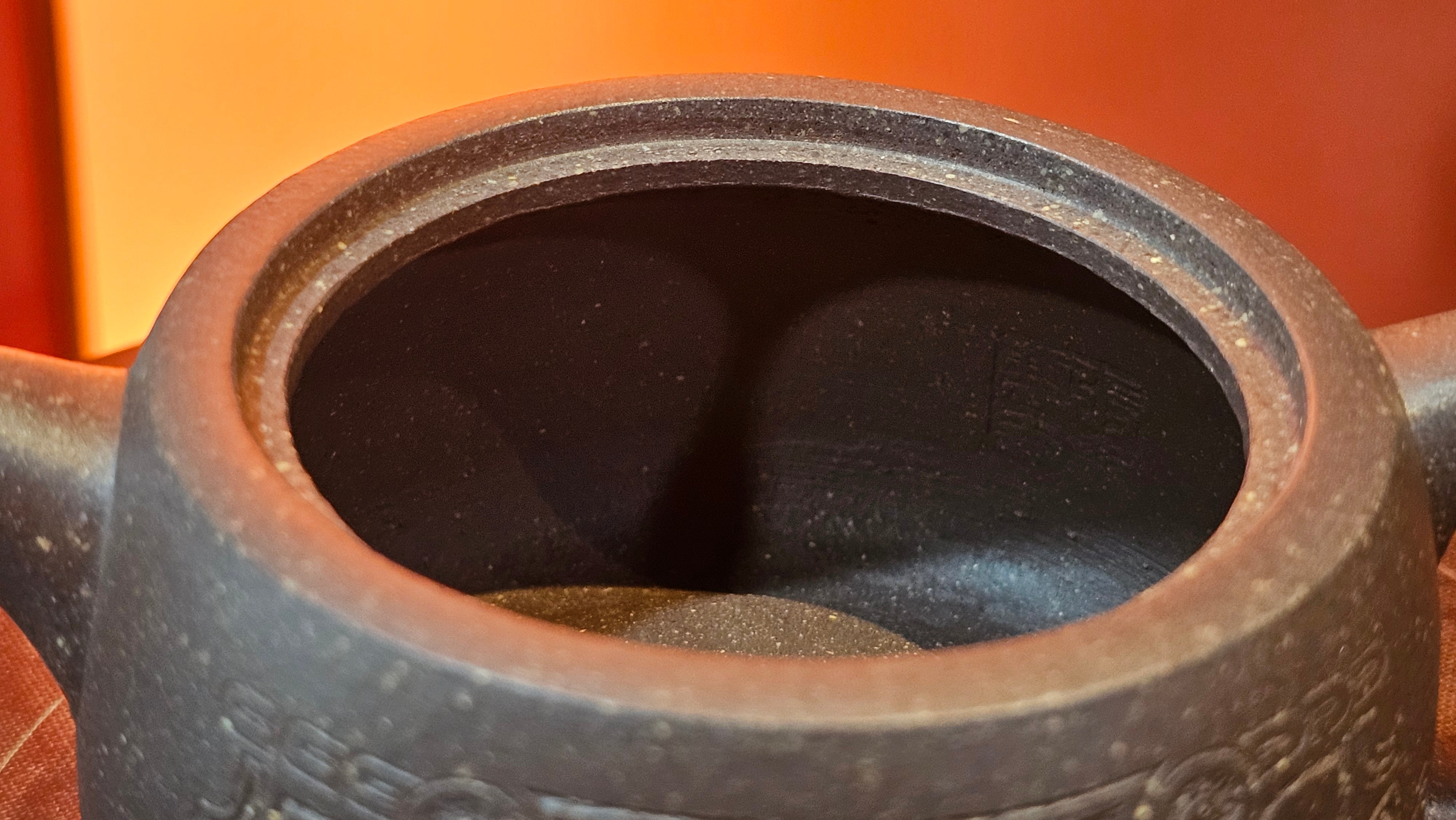 Niu Gai Jing Lan《牛盖井栏》, 159.5ml, Hei Zi Ni 黑紫泥, with Chinese Bronze Age Patterns~Engraving Art 青铜器纹样~刻绘, by our Craftsman Zhang Huan 张欢 ~!Congratulations to Ms C.W.! 1156hrs 17th Oct 2025, Sunnyvale! CA.