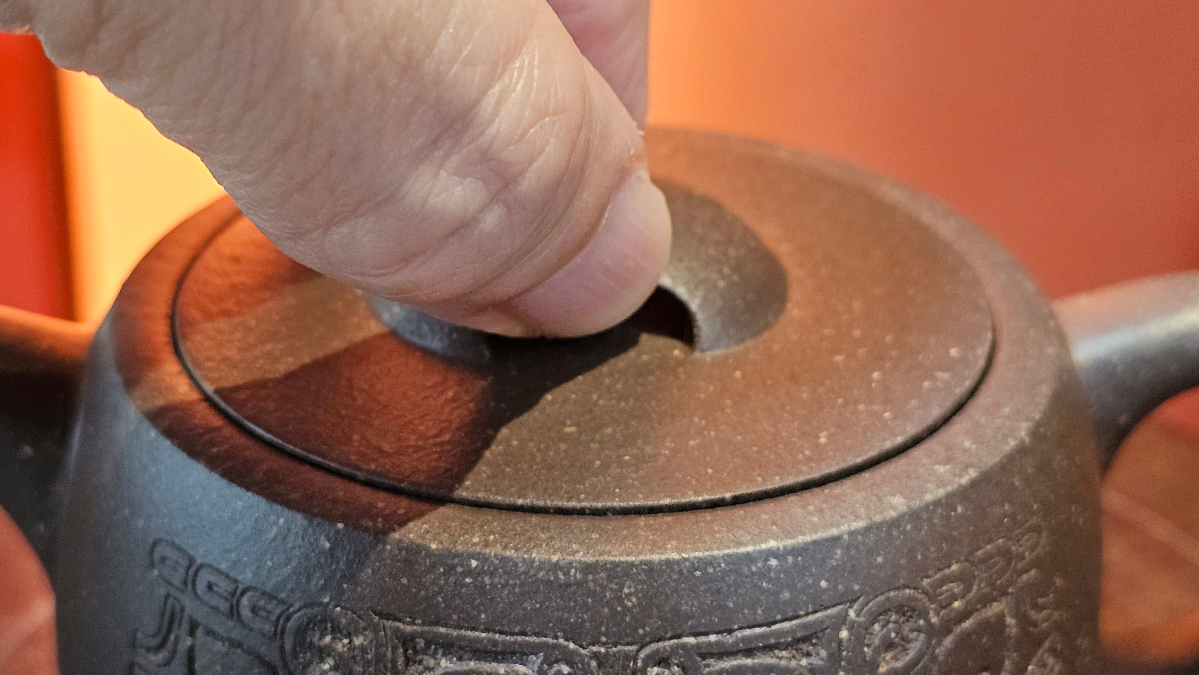 Niu Gai Jing Lan《牛盖井栏》, 159.5ml, Hei Zi Ni 黑紫泥, with Chinese Bronze Age Patterns~Engraving Art 青铜器纹样~刻绘, by our Craftsman Zhang Huan 张欢 ~!Congratulations to Ms C.W.! 1156hrs 17th Oct 2025, Sunnyvale! CA.