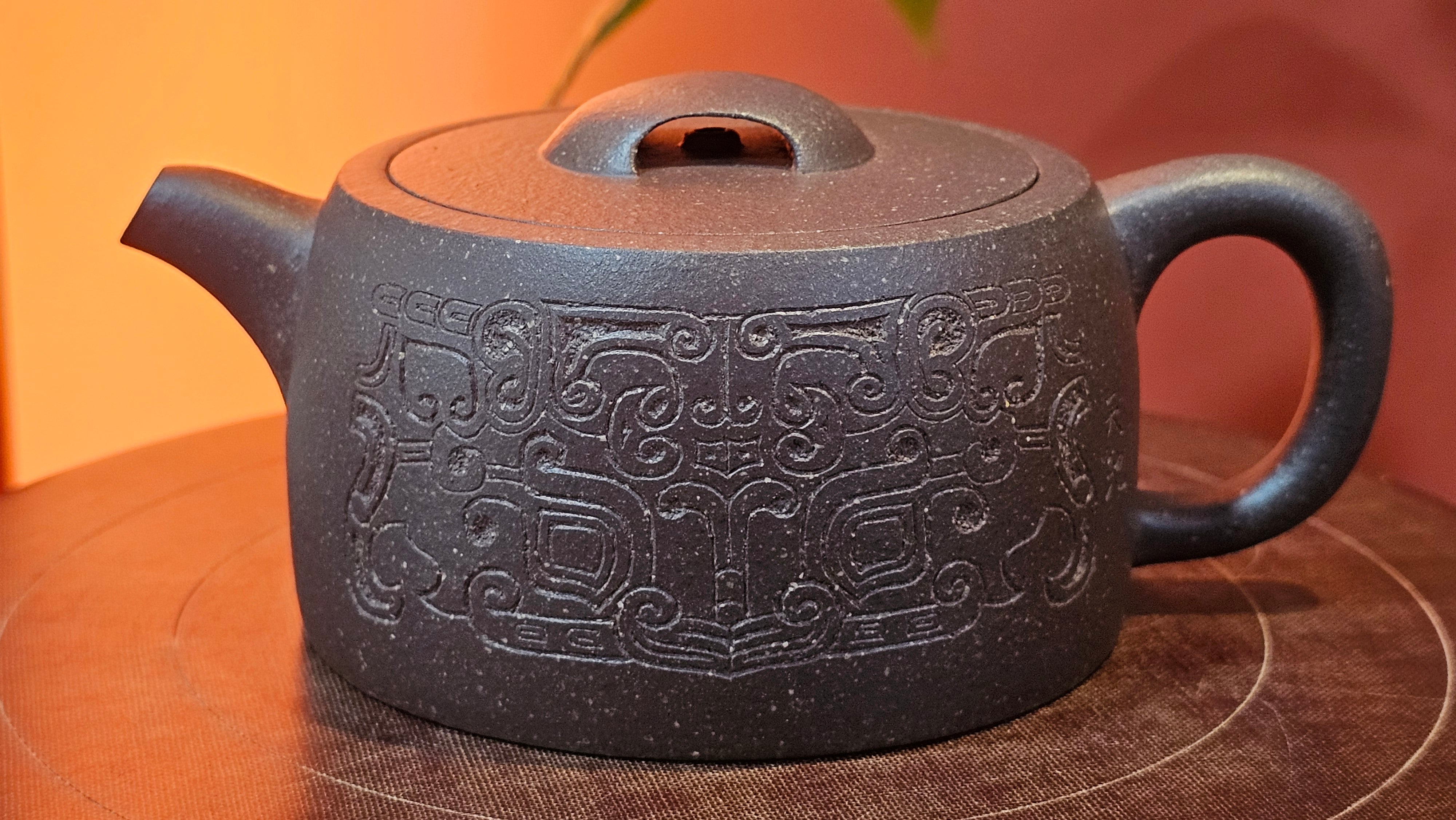 Niu Gai Jing Lan《牛盖井栏》, 159.5ml, Hei Zi Ni 黑紫泥, with Chinese Bronze Age Patterns~Engraving Art 青铜器纹样~刻绘, by our Craftsman Zhang Huan 张欢 ~!Congratulations to Ms C.W.! 1156hrs 17th Oct 2025, Sunnyvale! CA.